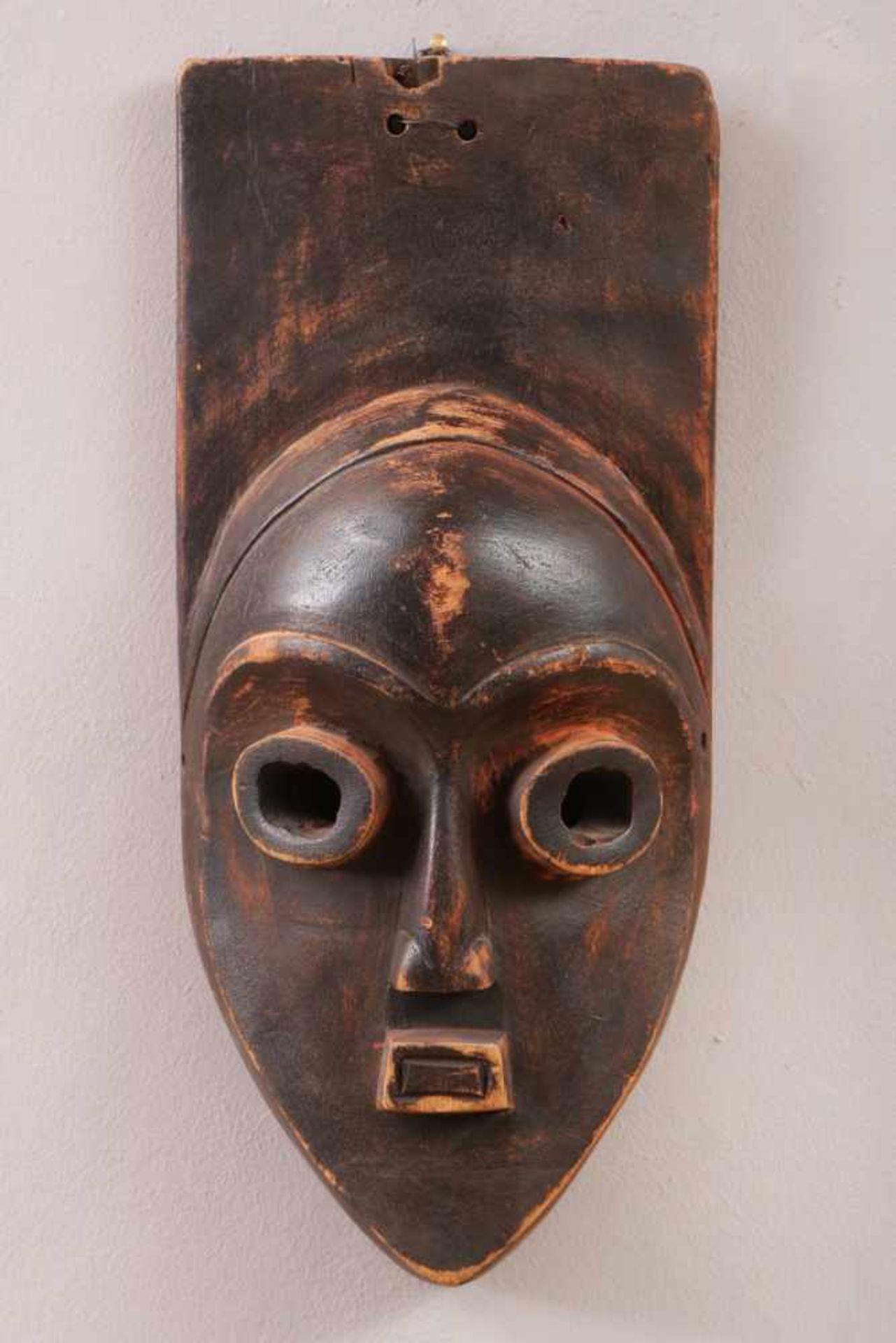 Tanzmaske der Pende (Kongo) Holz, geschnitzt und dunkel patiniert, sogenannte ¨Brettfrisur¨, H ca.