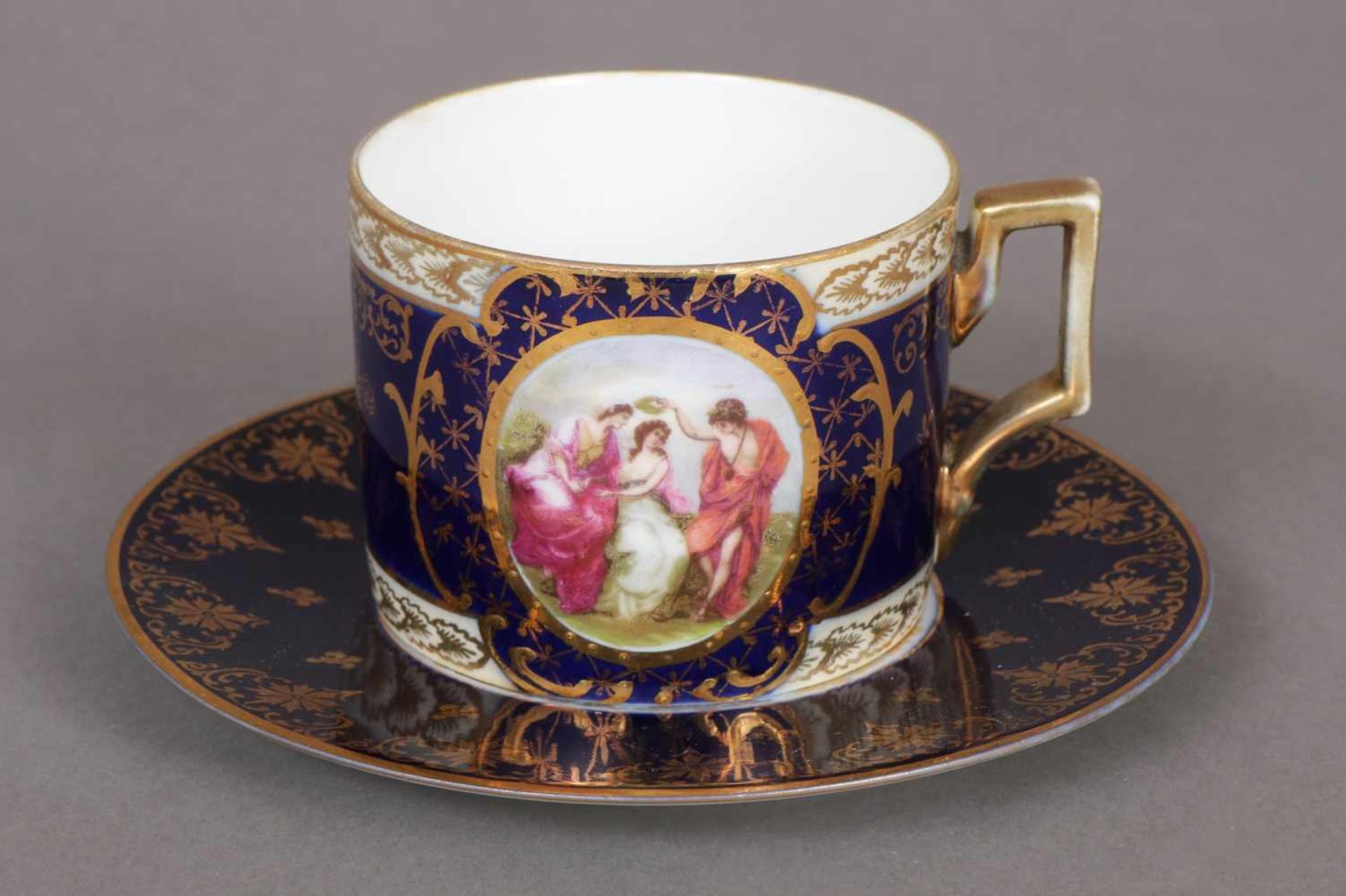 Tasse im Wiener Stil wohl Thüringen, um 1900, kobaltblauer Fond mit Goldstaffage, runde Reserve