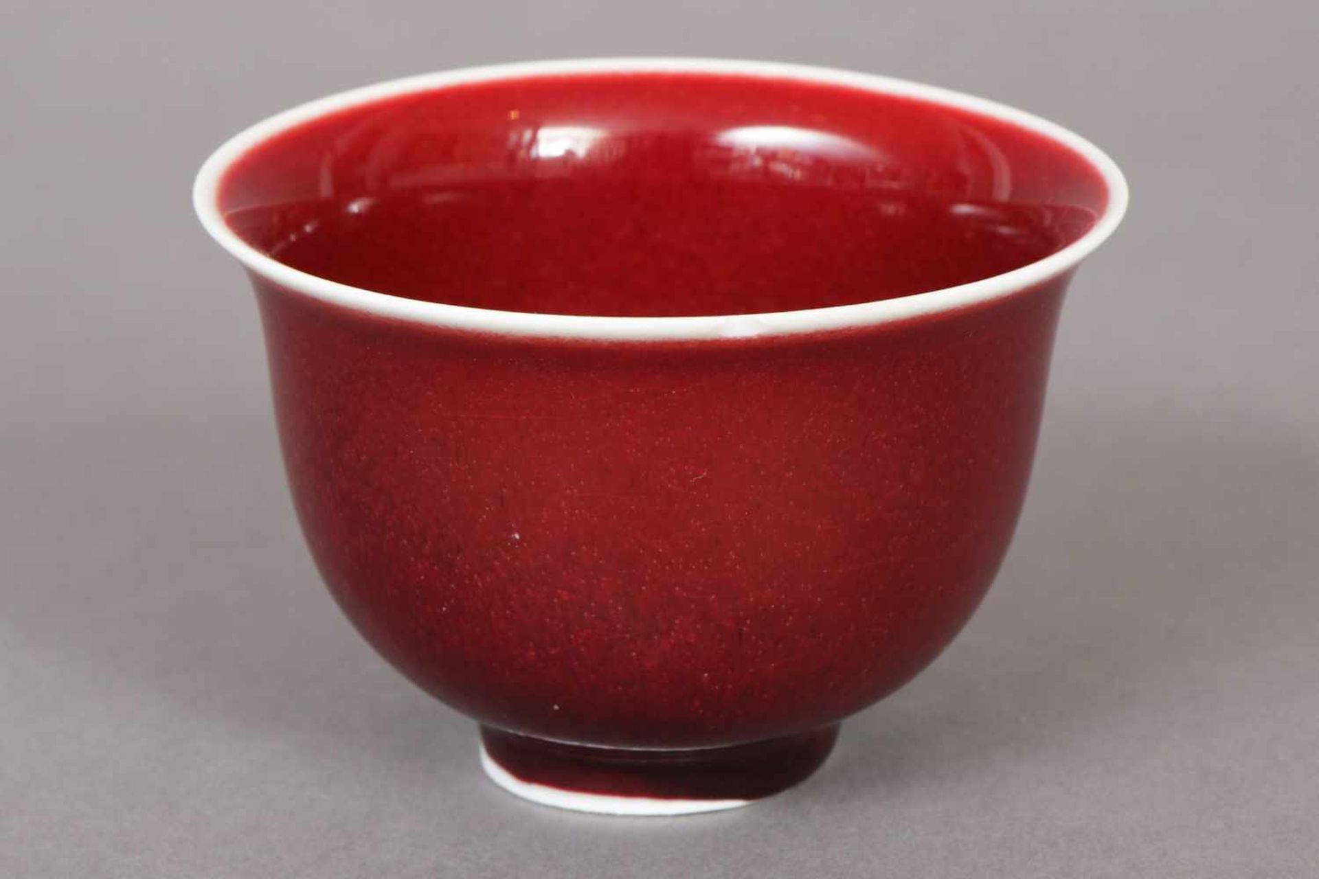 Chinesische Schale Porzellan, ochsenblutrote Glasur (Innen- und Außenwandung), Koppchenform, am