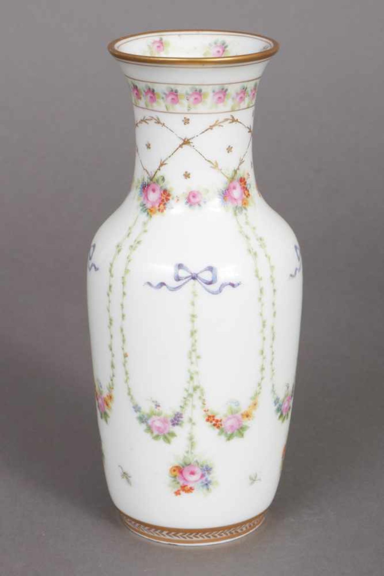 ROSENTHAL Vase um 1910, mit feinen Blütengirlanden, Röschen und Schleifen im Sèvres-Stil,