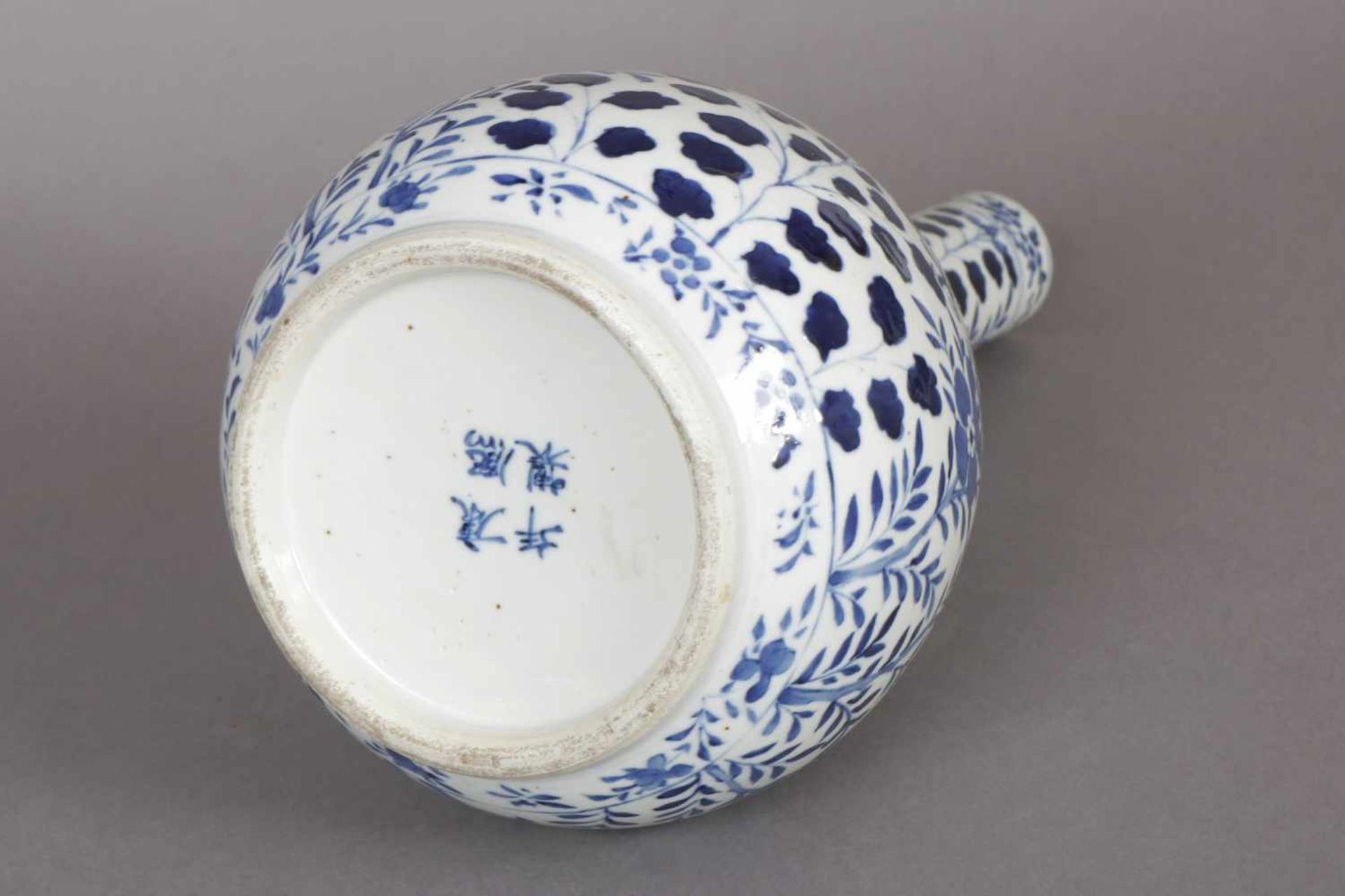 Chinesische Keulenvase im Stile Ming Porzellan, Drachen- und Floraldekor in Blaumalerei, runder - Bild 2 aus 2
