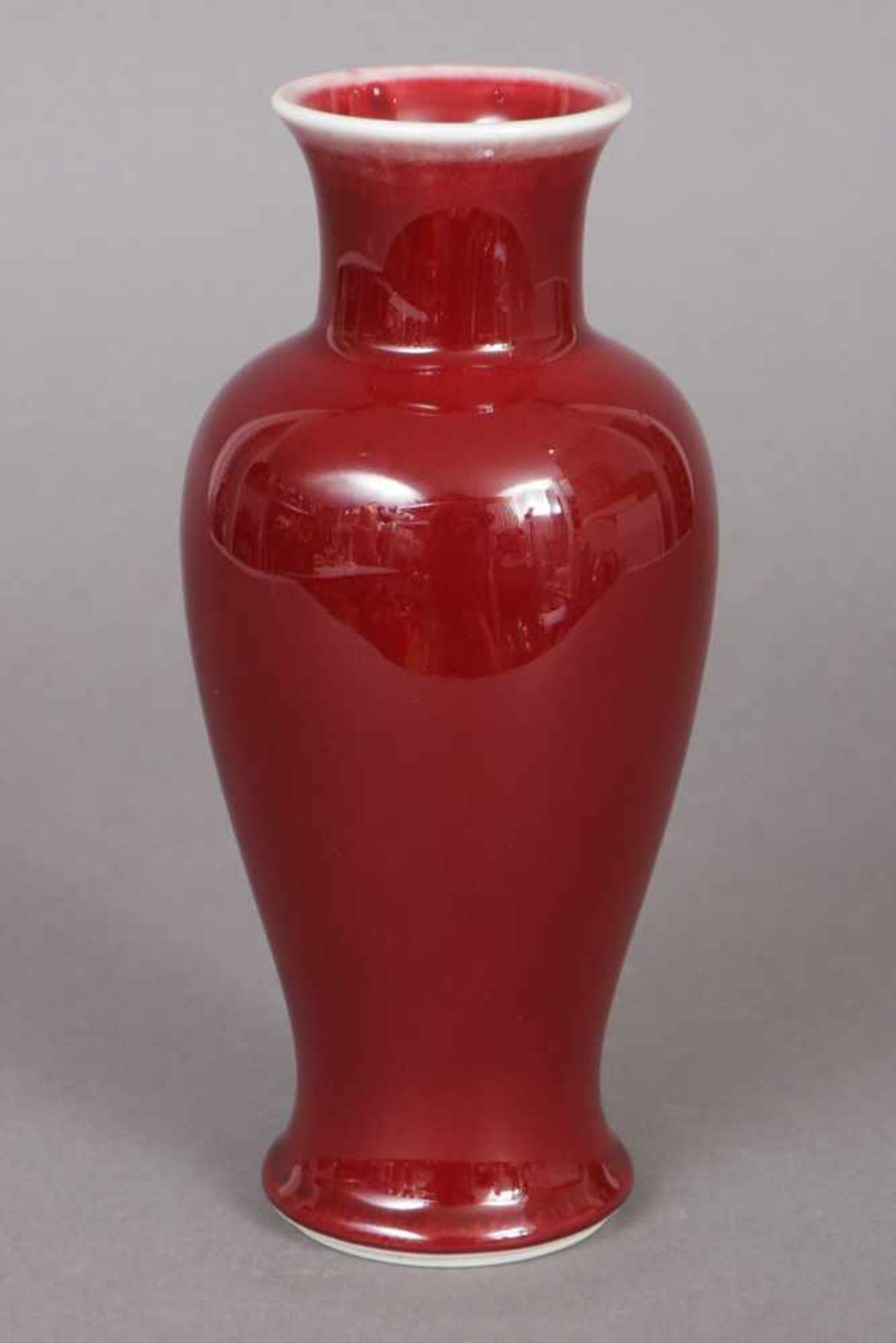 Chinesische Vase Porzellan, ochsenblutrote Glasur, Balusterform, am Boden Zeichenmarke, H ca. 20cm