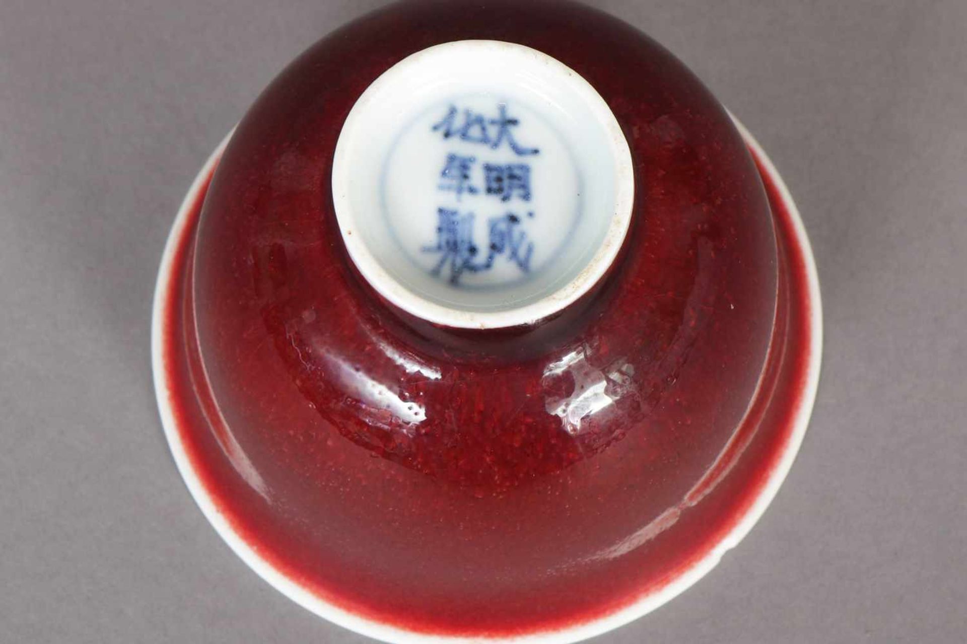 Chinesische Schale Porzellan, ochsenblutrote Glasur (Innen- und Außenwandung), Koppchenform, am - Bild 2 aus 2