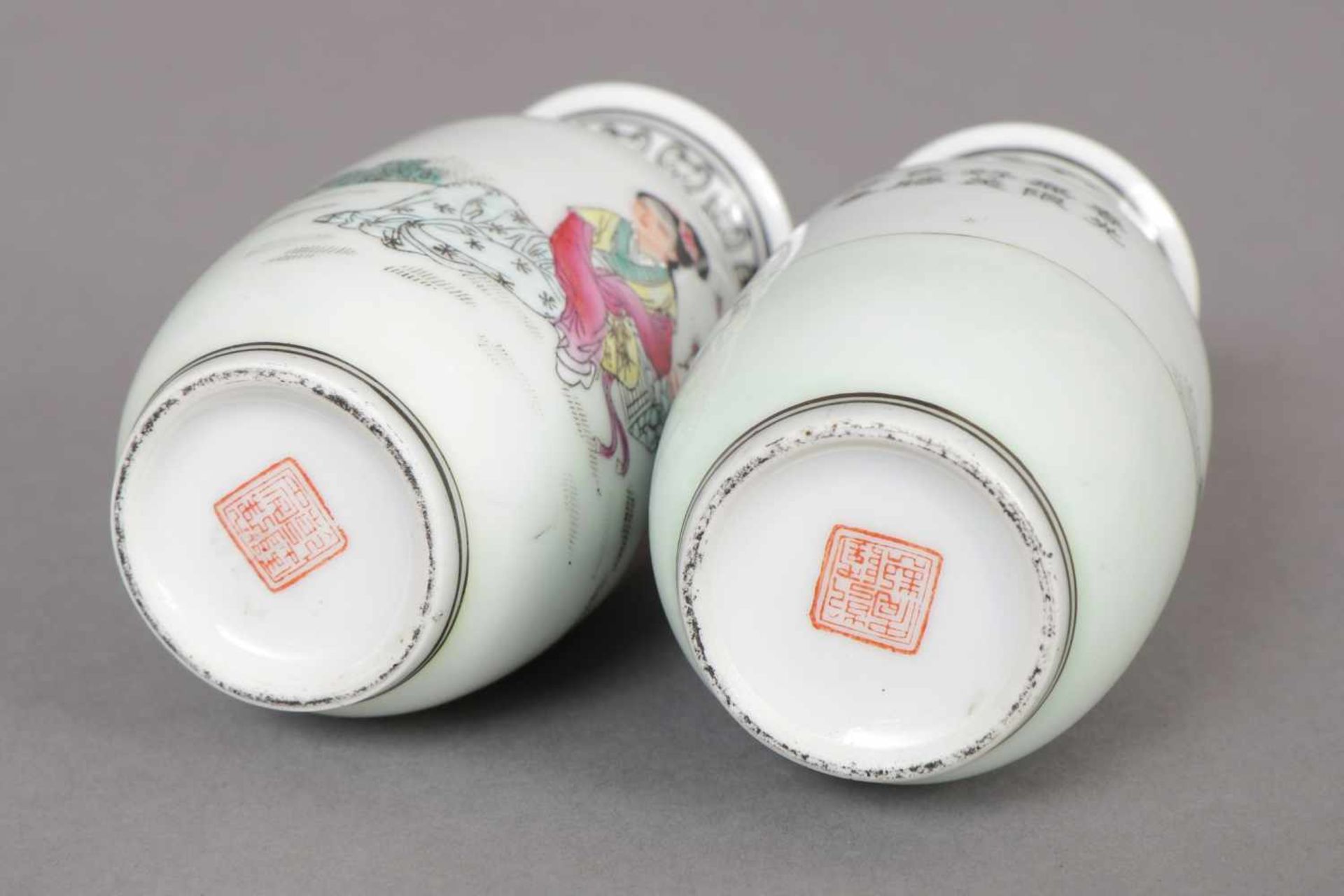 Paar kleine chinesische Balustervasen Porzellan, mit polychromer Darstellung ¨Chinesin in - Image 3 of 3