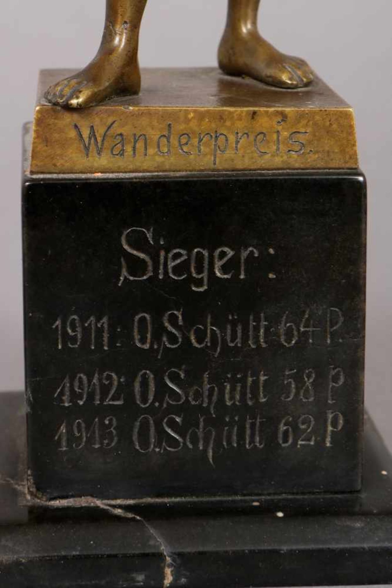 Figürliche Bronze/Wanderpreis im Stile der Antike ¨Diskuswerfer¨ rücks. sign. ¨Cartinet¨, auf - Bild 2 aus 3