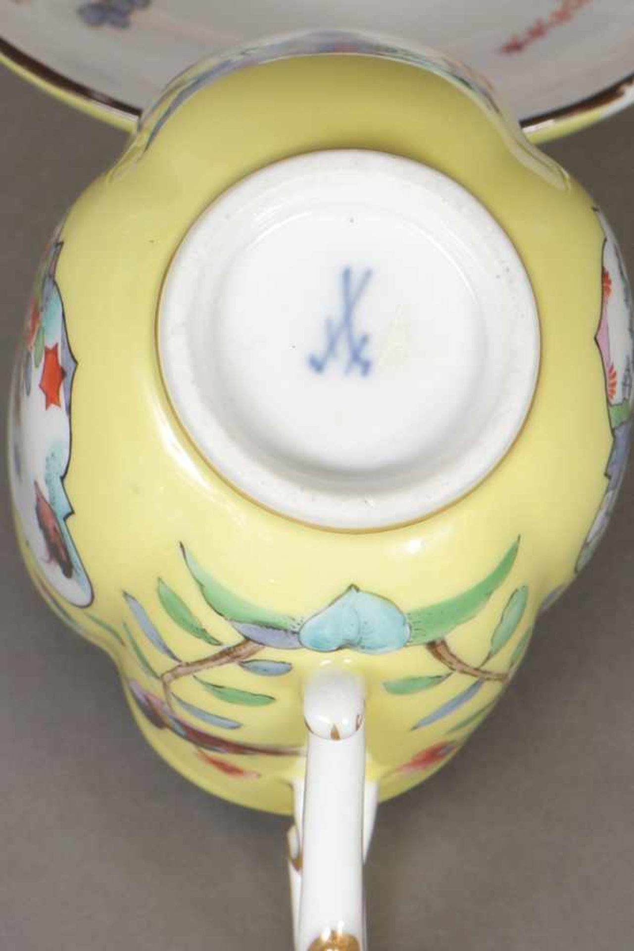 MEISSEN Tasse mit Untertasse 2. Hälfte 19. Jhdt., 4-passige Form, polychrome Floralmalerei in - Image 2 of 2