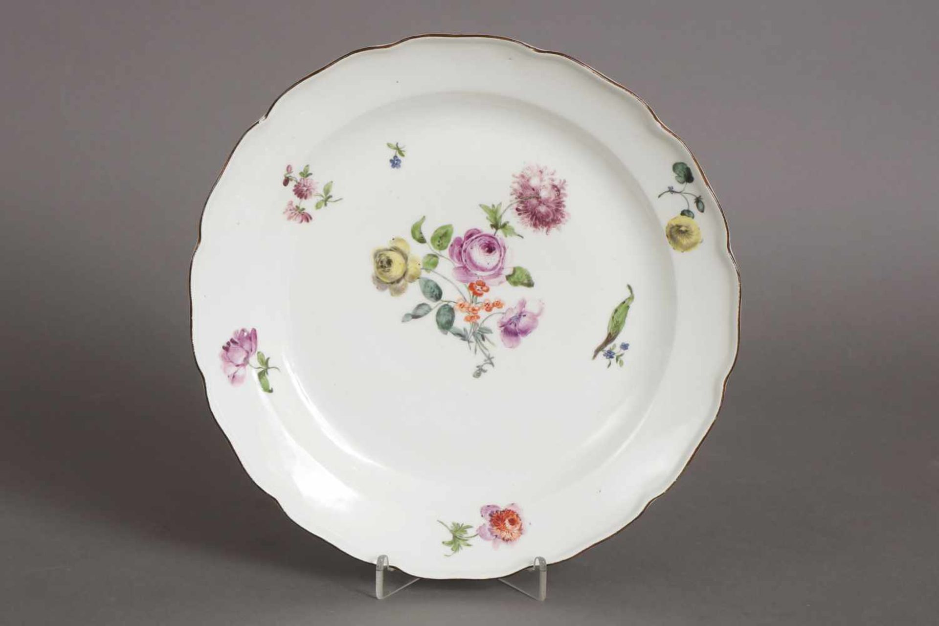 MEISSEN Teller um 1750, passige Form, im Spiegel polychrome Blumenmalerei, Schwertermarke, D 25,5cm,