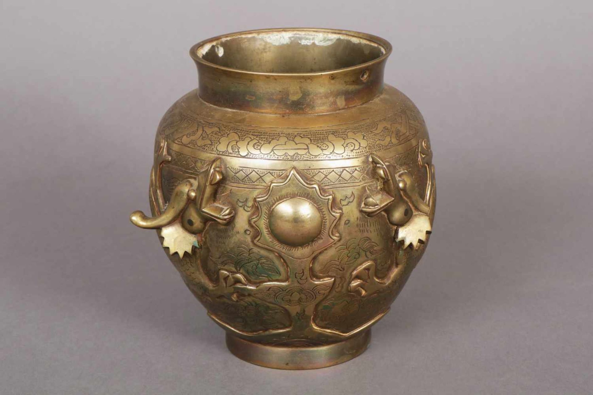 Chinesische Bronzevase bauchiges Vasengefäß mit reliefplastischem Drachen- sowie üppigem