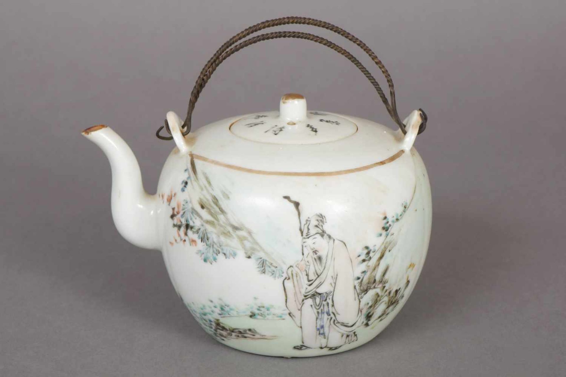Chinesisches Teekännchen Porzellan, hell glasiert, wohl Republikzeit (1912-1949), bauchiger