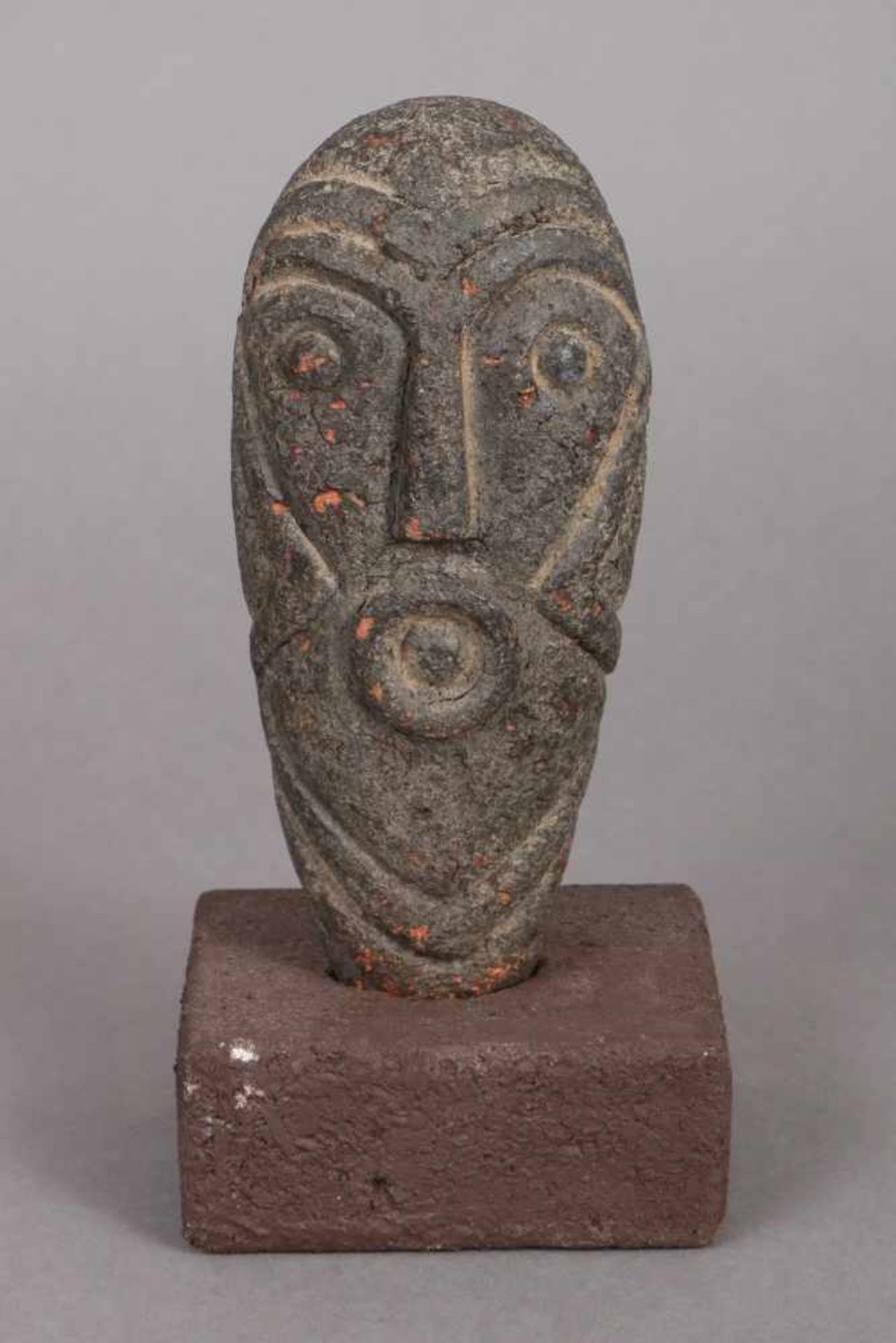 Afrikanischer Ritual-/Fruchtbarkeitsstein in Phallus-Form mit Maskenmotiv, L ca. 17cm
