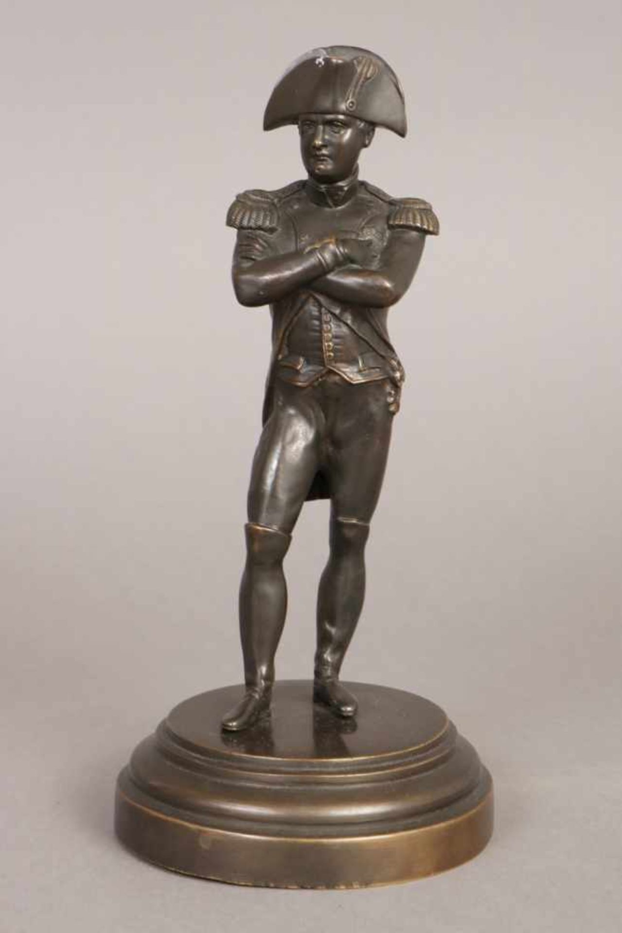 Bronzefigur ¨Napoleon Bonaparte, stehend¨ dunkel patiniert, unbekannter Künstler des 19. Jhdts., auf