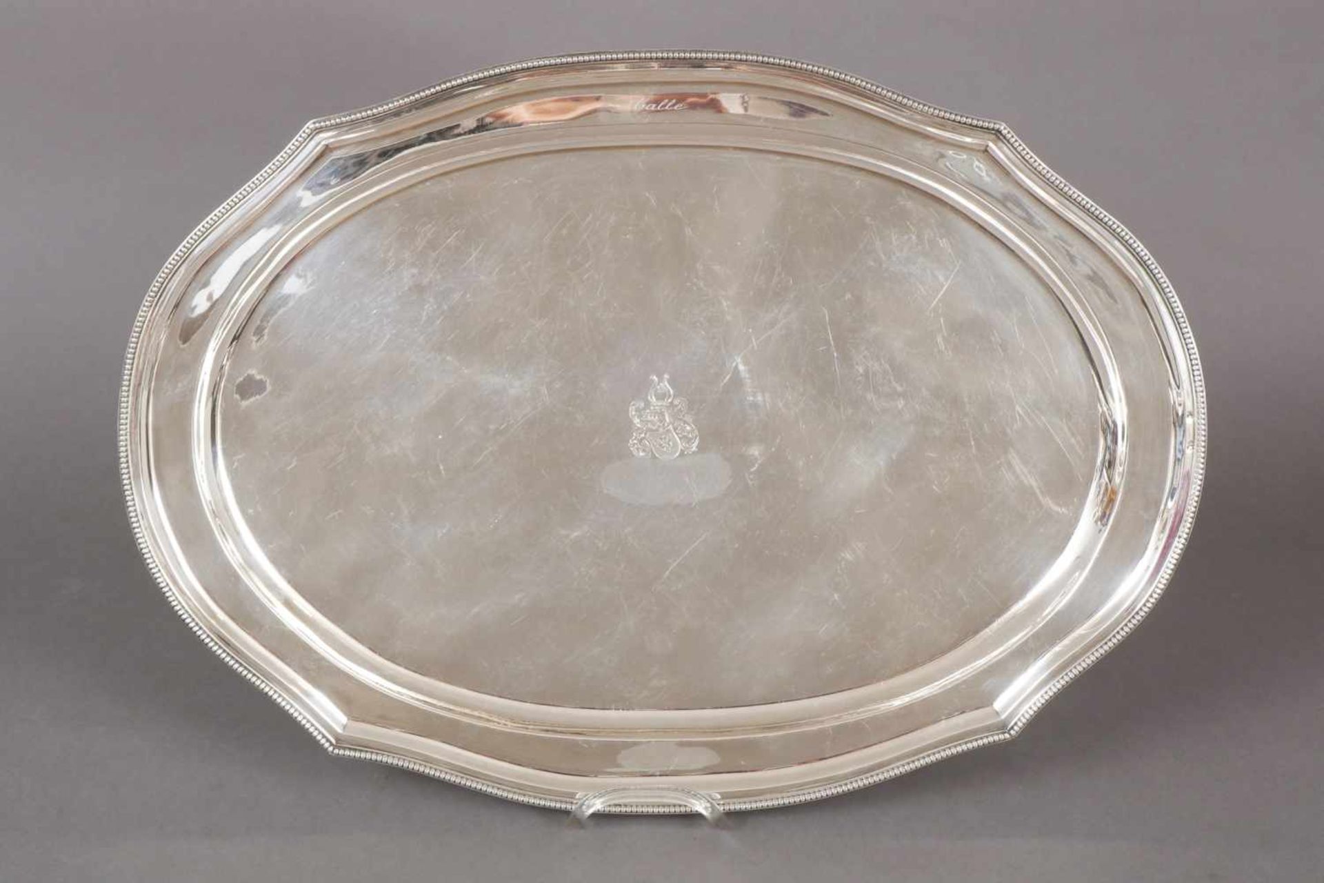 Großes Silber-Serviertablett der Familie Bismarck Frankreich, ovales Tablett mit geschweiftem
