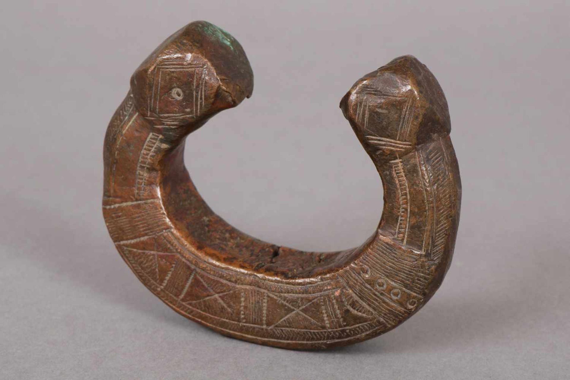 Afrikanische Manille Bronze, wohl 19. Jhdt., Spangenform, mit ziseliertem, geometrischem Dekor, L