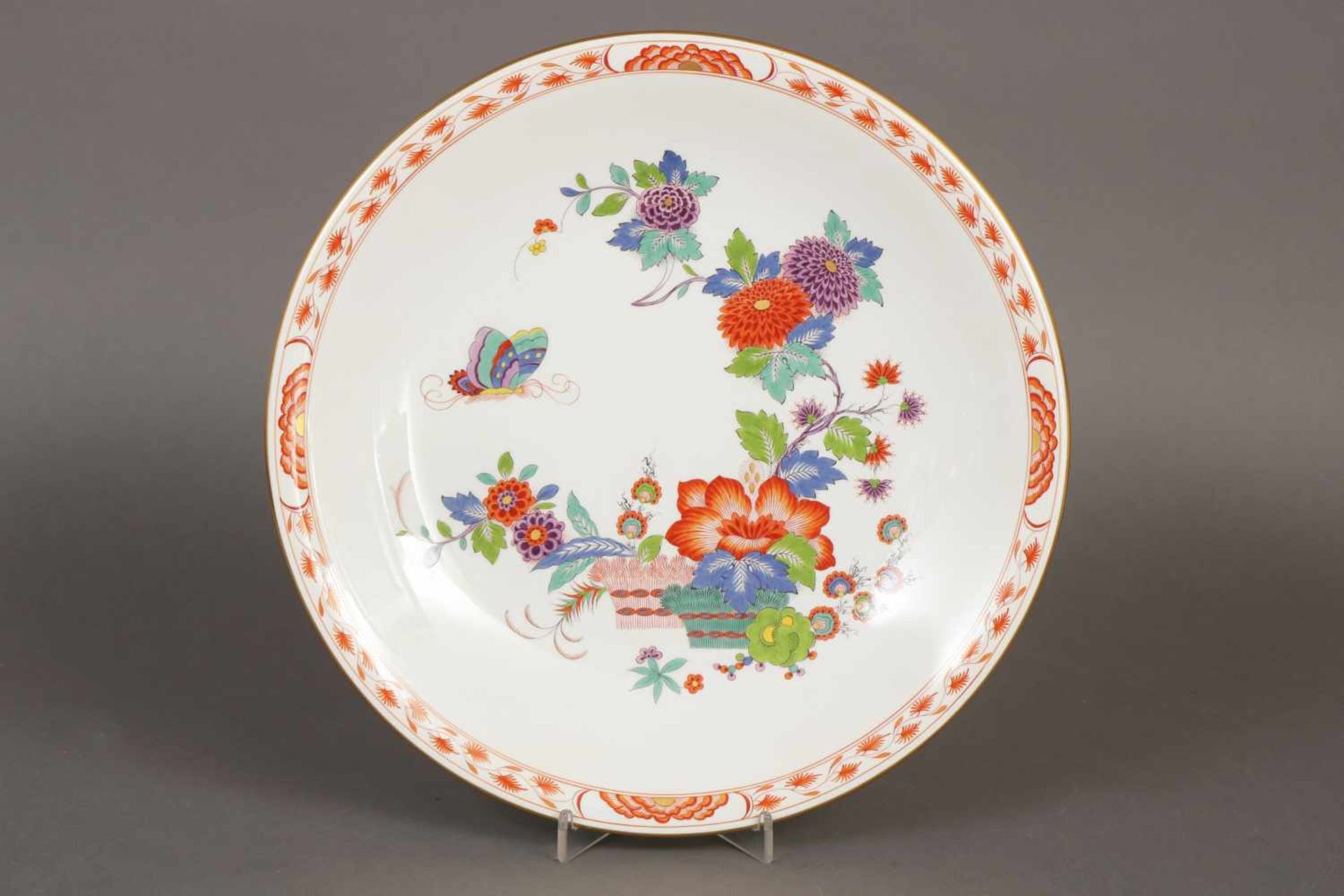 MEISSEN Zierteller 2. Hälfte 20. Jhdt., polychromes ¨Kakiemon¨-Dekor mit Schmetterlingen, Zierrand