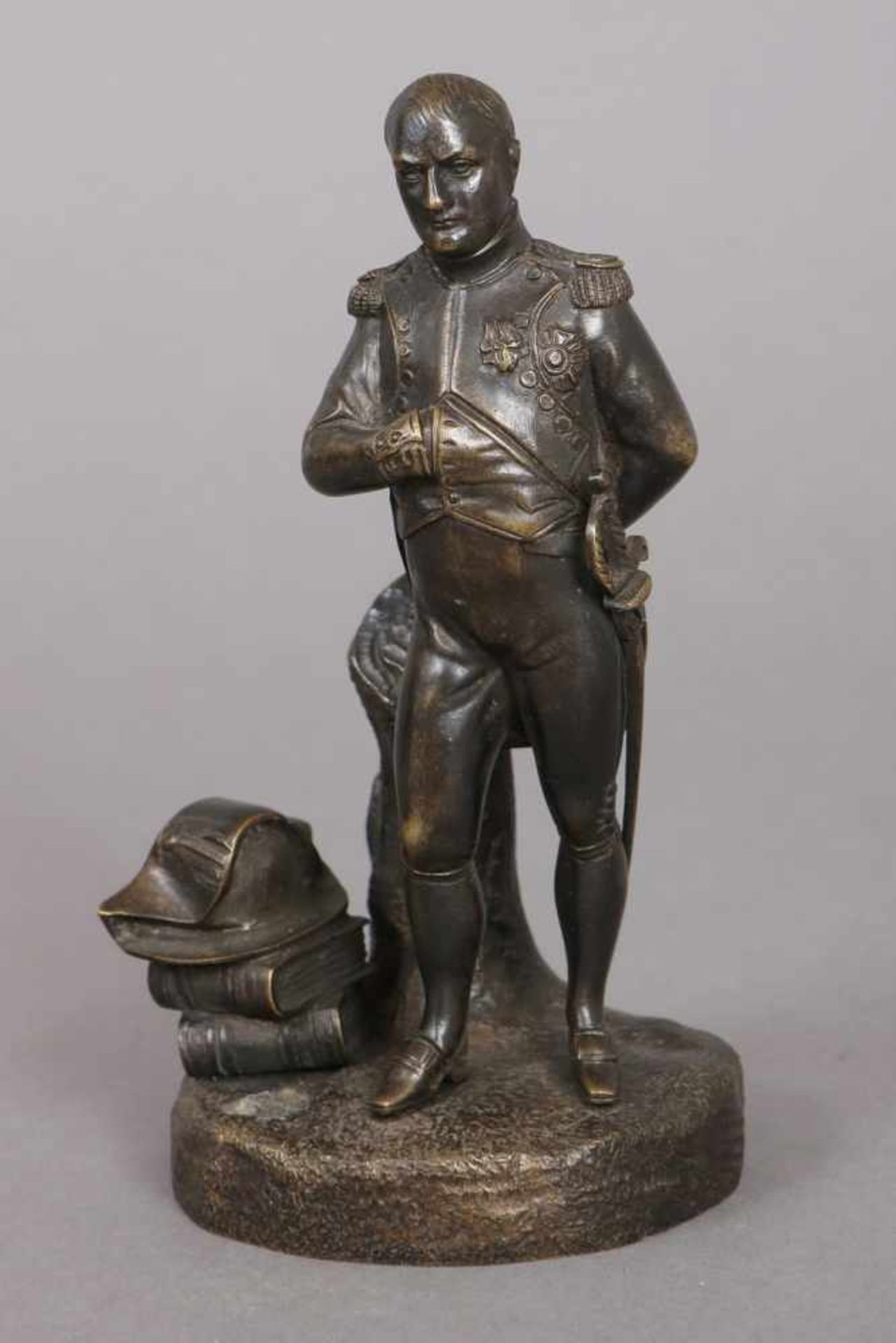 UNBEKANNTER KÜNSTLER Bronzefigur ¨Napoleon Bonaparte¨ dunkel patiniert, stehende Darstellung mit