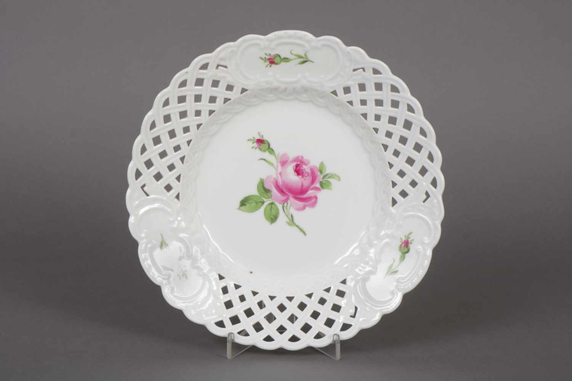 MEISSEN Teller 2. Hälfte 19. Jhdt., durchbrochen gearbeiteter Rand, im Spiegel polychromes ¨Rosa