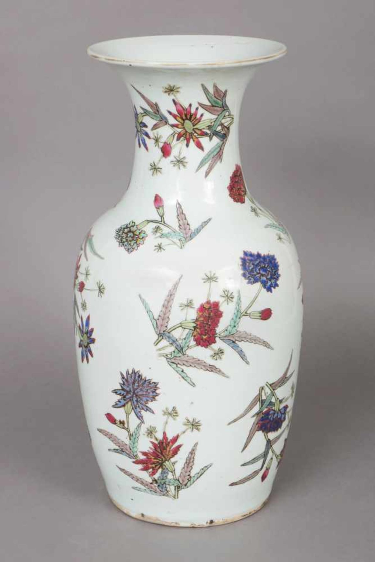 Chinesische Vase Porzellan, Qing-Dynastie (1644-1912), hell glasiert, Balusterform, Wandung mit