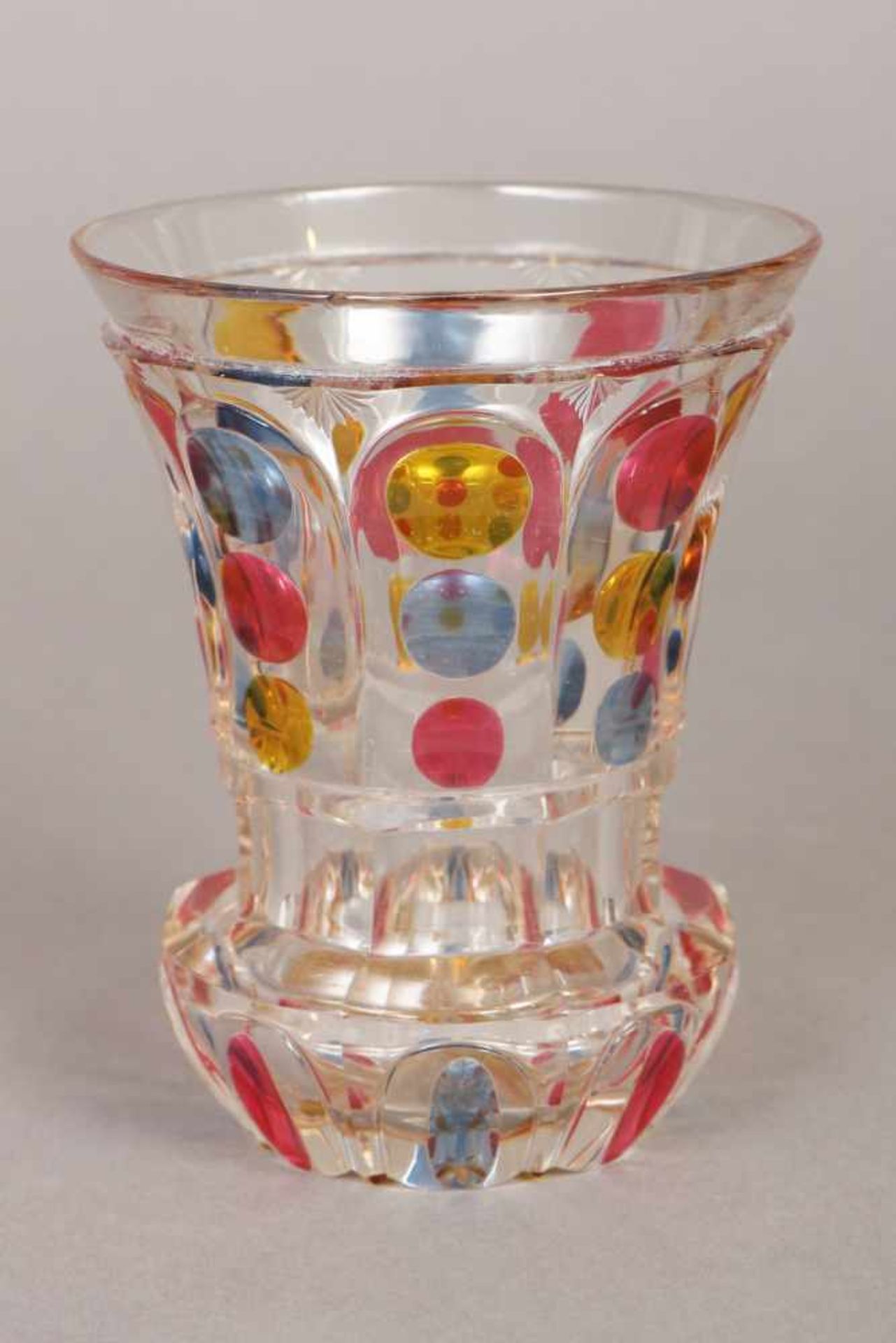Böhmisches Kristallglas blau, rot und gelb überfangen, facettiert und geschnitten, H 13cm