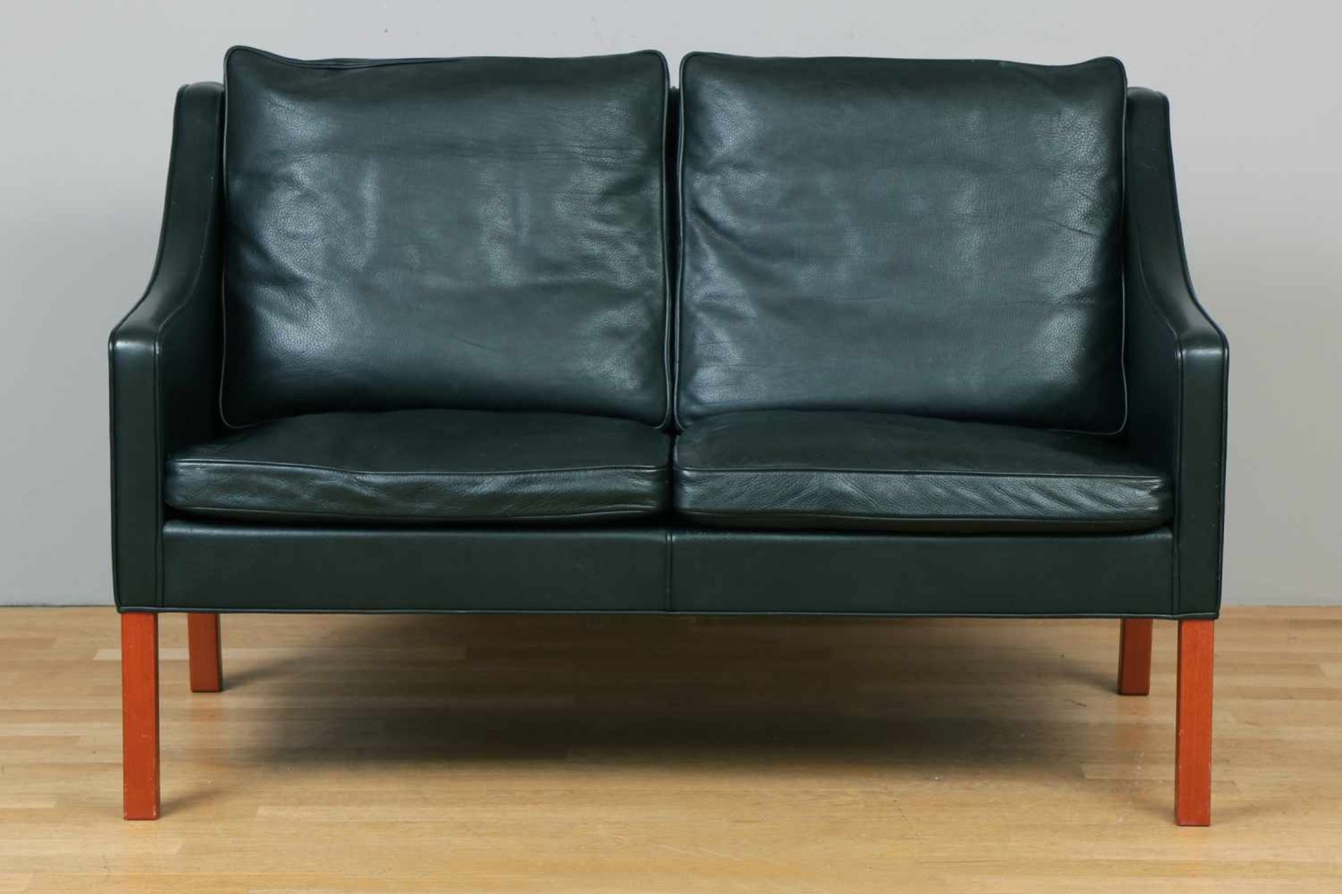 BORGE MOGENSEN Sofa schwarz beledert, lose Sitz- und Rückenkissen, auf Vierkant-Holzbeinen, H - Image 3 of 3