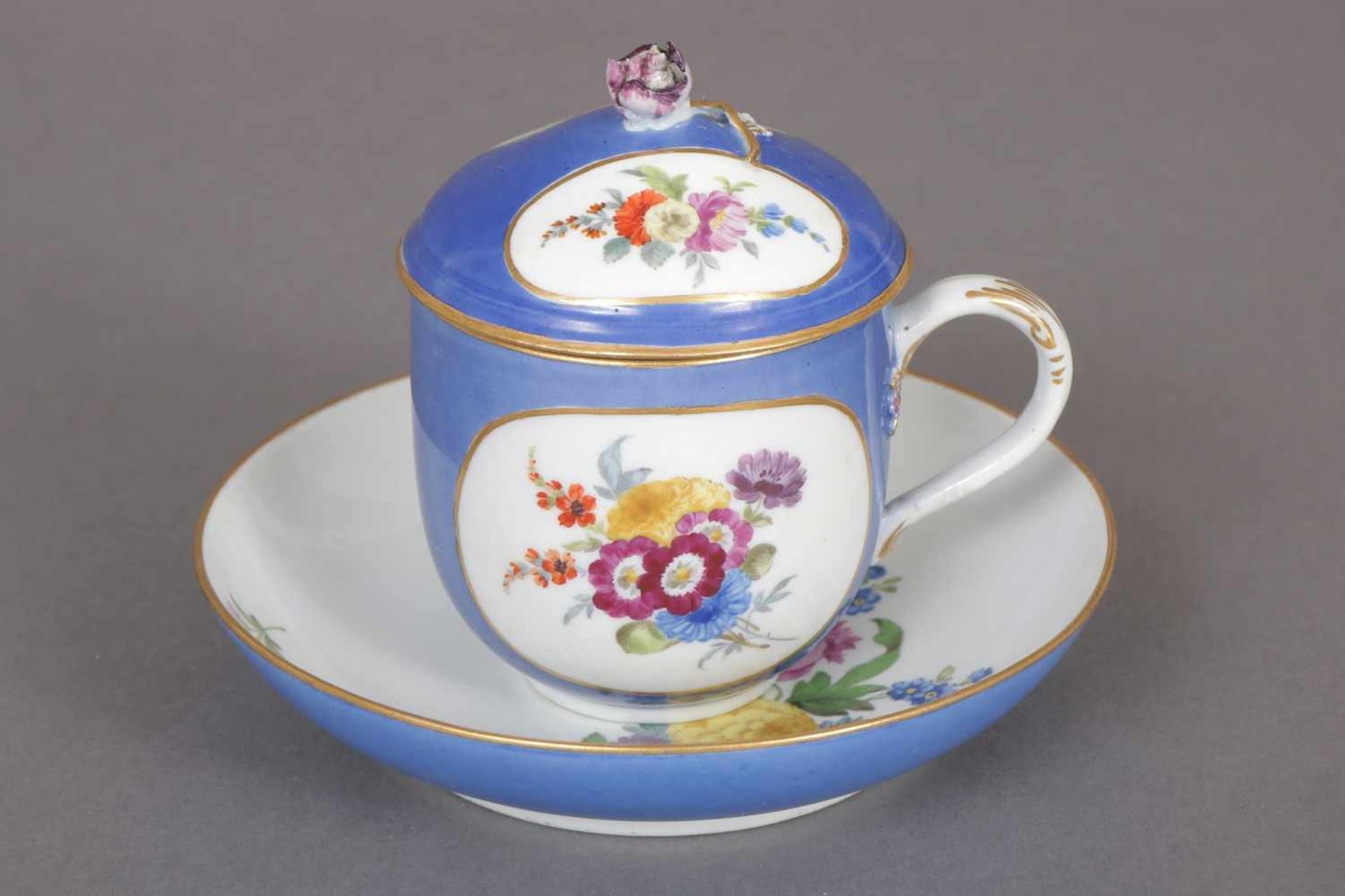 MEISSEN Deckeltasse mit Untertasse um 1774-1815 (Marcolini-Zeit), königsblauer Fond mit