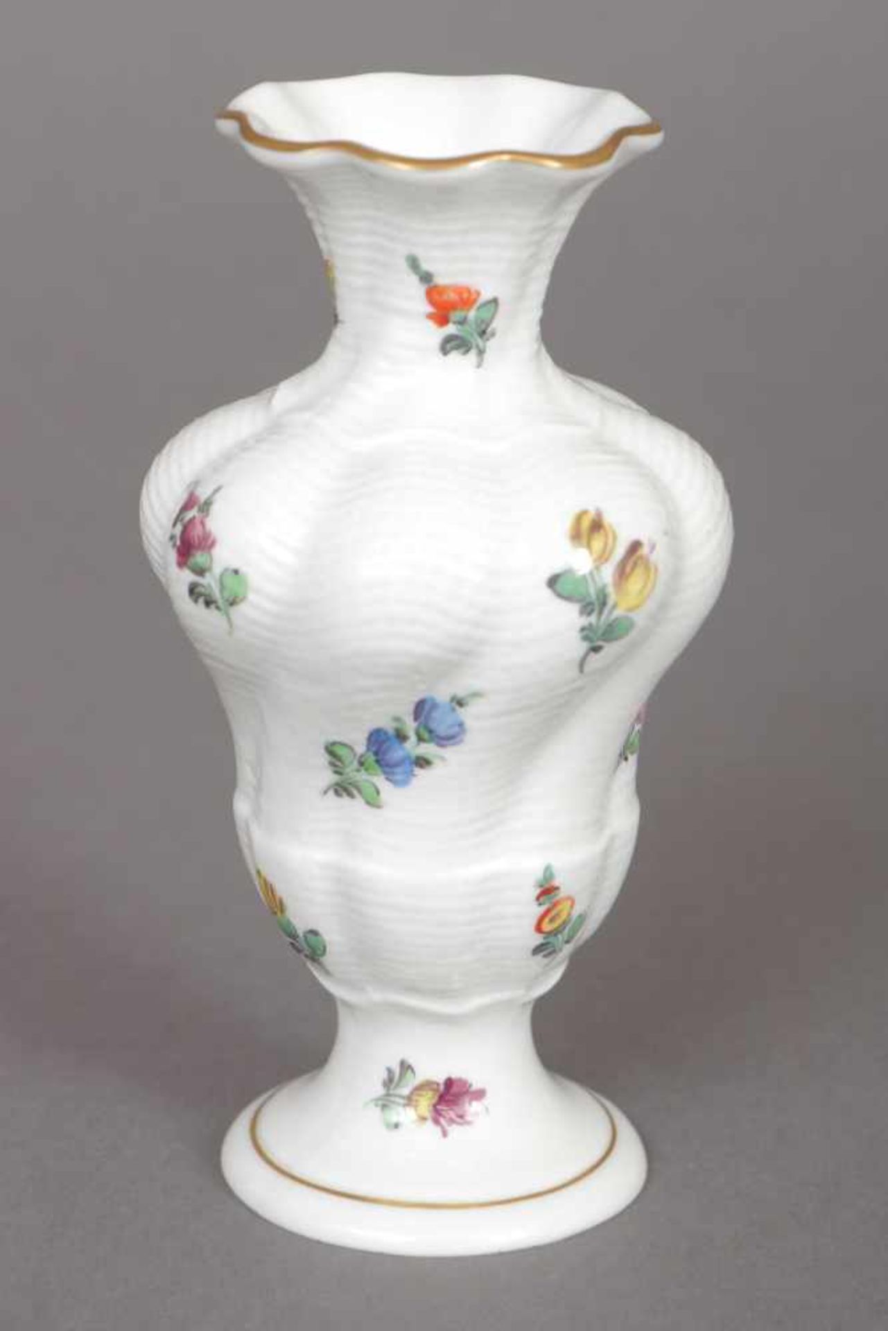 NYMPHENBURG Ziervase 2. Hälfte 20. Jhdt., gedrehter Balusterkorpus, polychromes Streublümchendekor