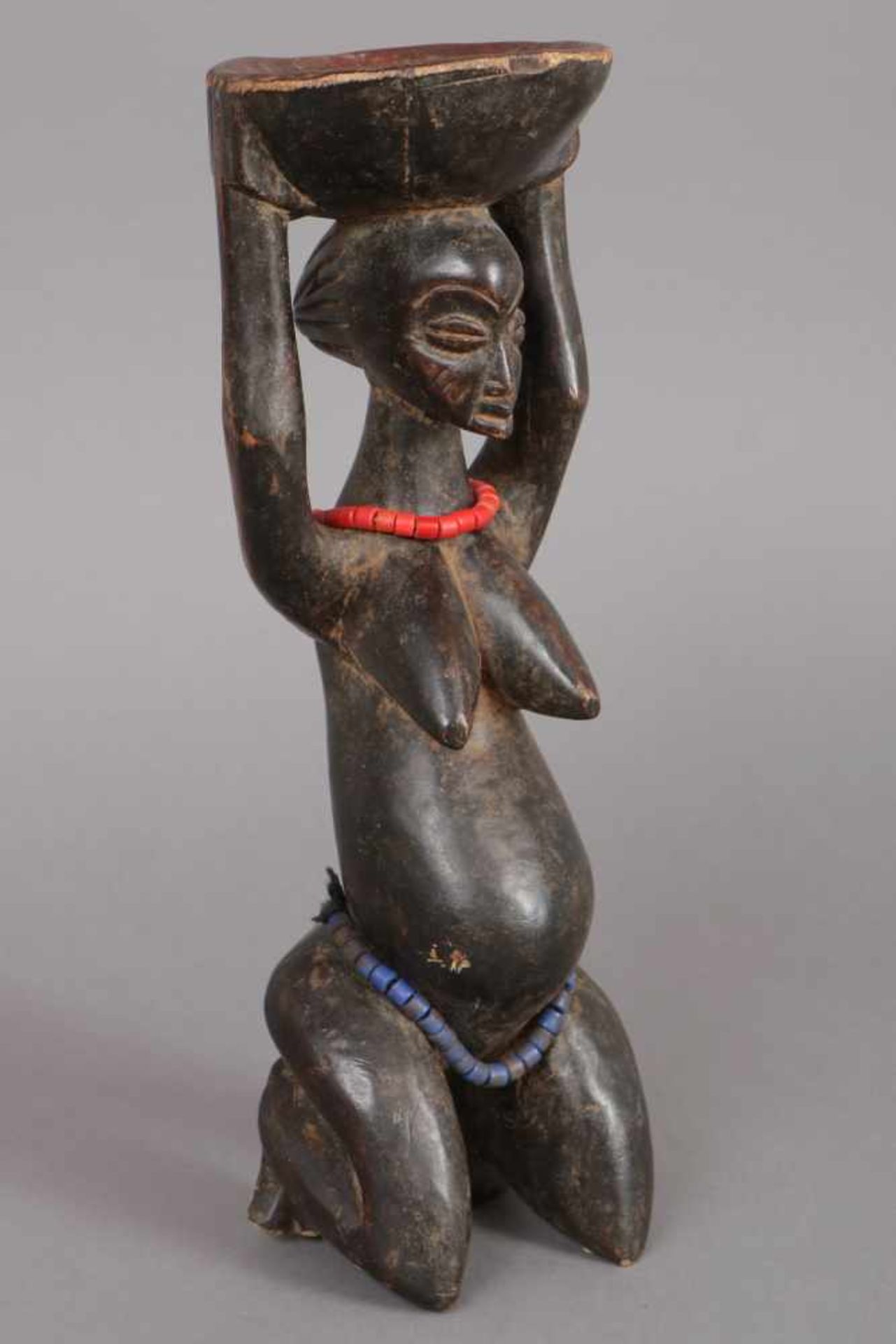 Afrikanische Ritualfigur Yoruba (Nigeria), dunkel patiniertes Holz, weibliche Figur mit blauer und