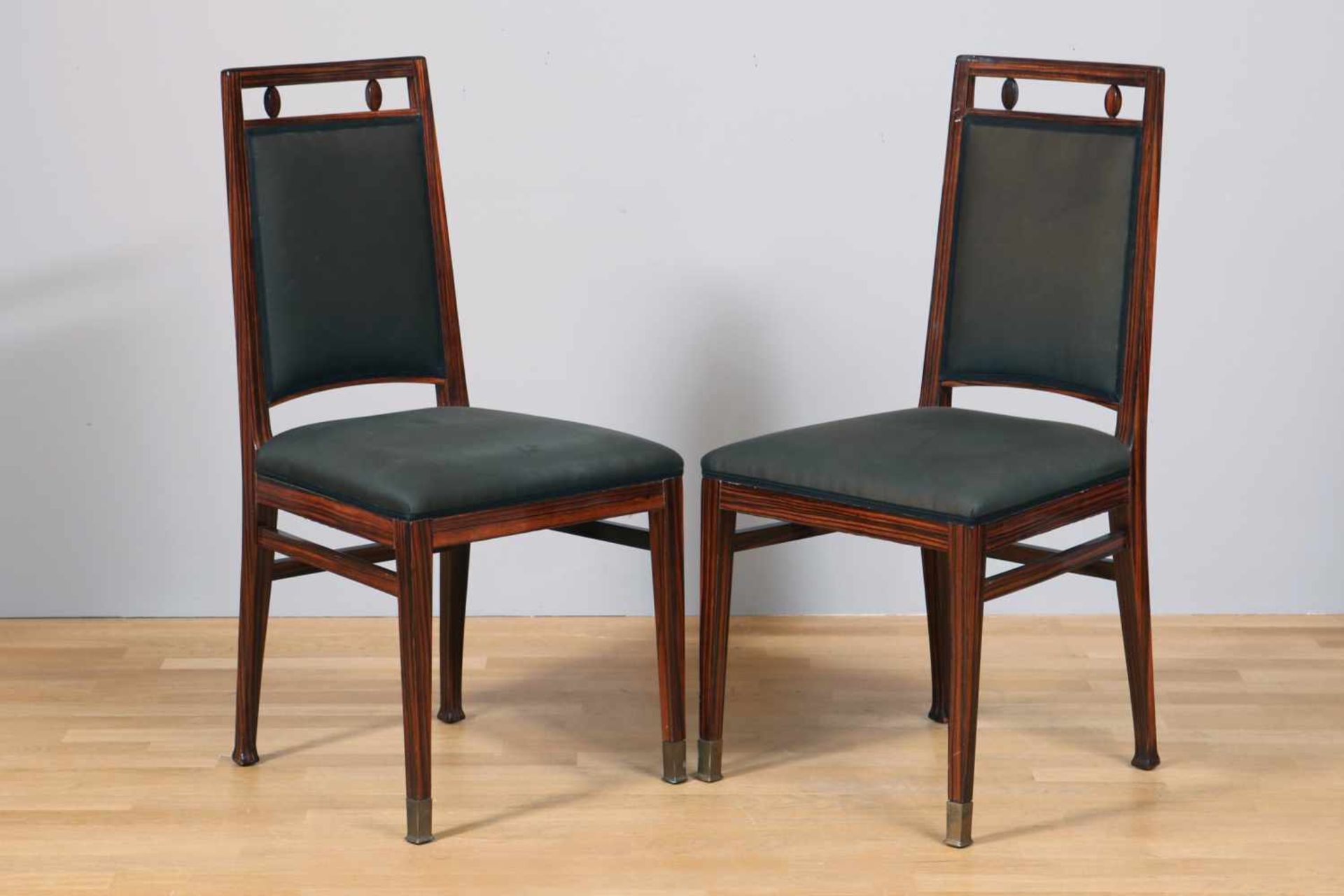 Paar Art Deco Stühle wohl Frankreich, um 1920, Edelholz mit starker Maserung, schwarzer