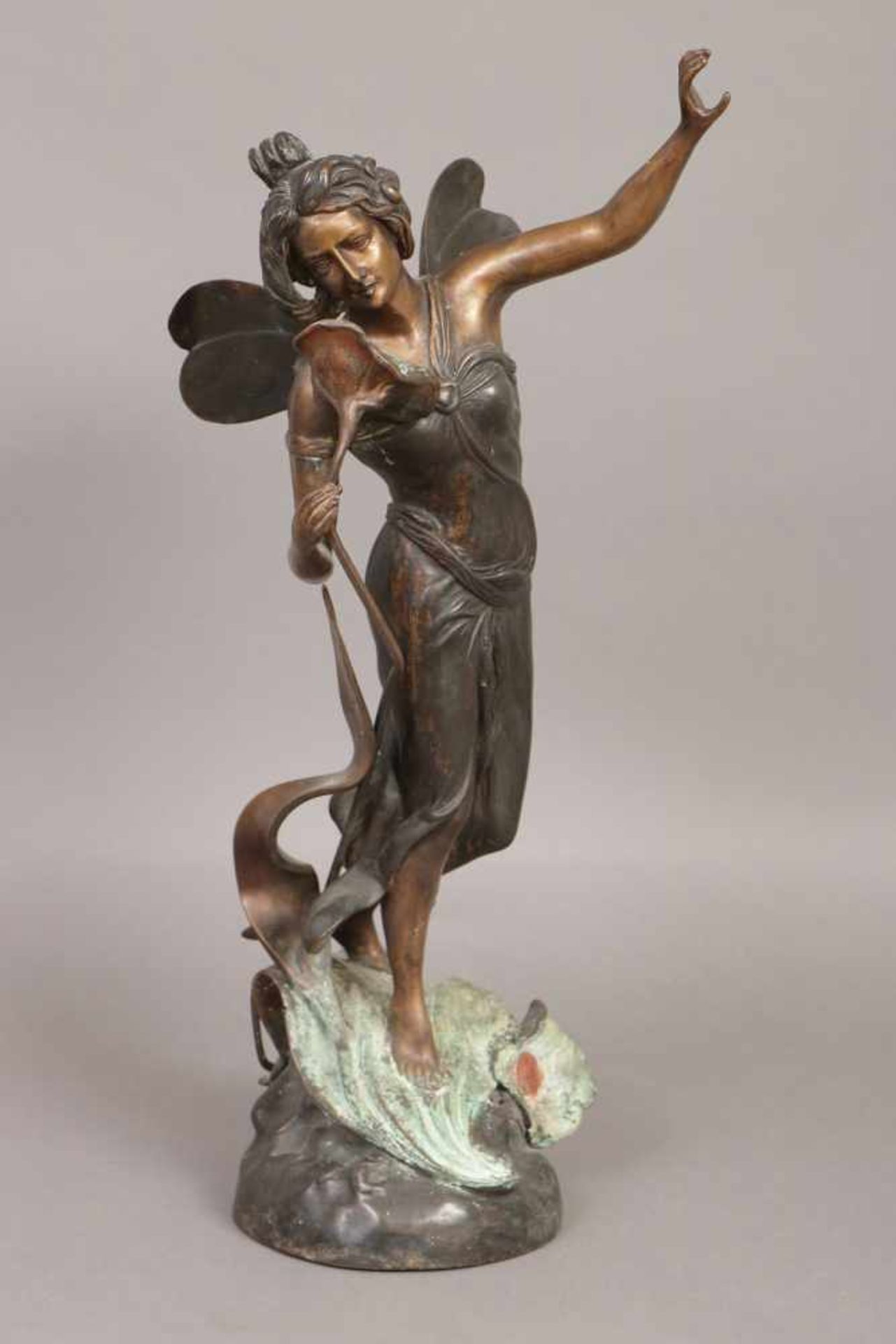 Bronzefigur im Stile des Jugendstil ¨Elfe mit Blumen¨ teilweise dunkel sowie farbig patiniert,