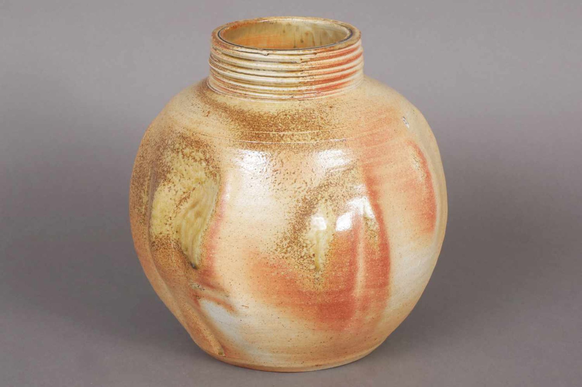 Asiatische Vase Porzellan, hell glasiert, bauchige Zwiebelform, Wandung mit gedrückten und