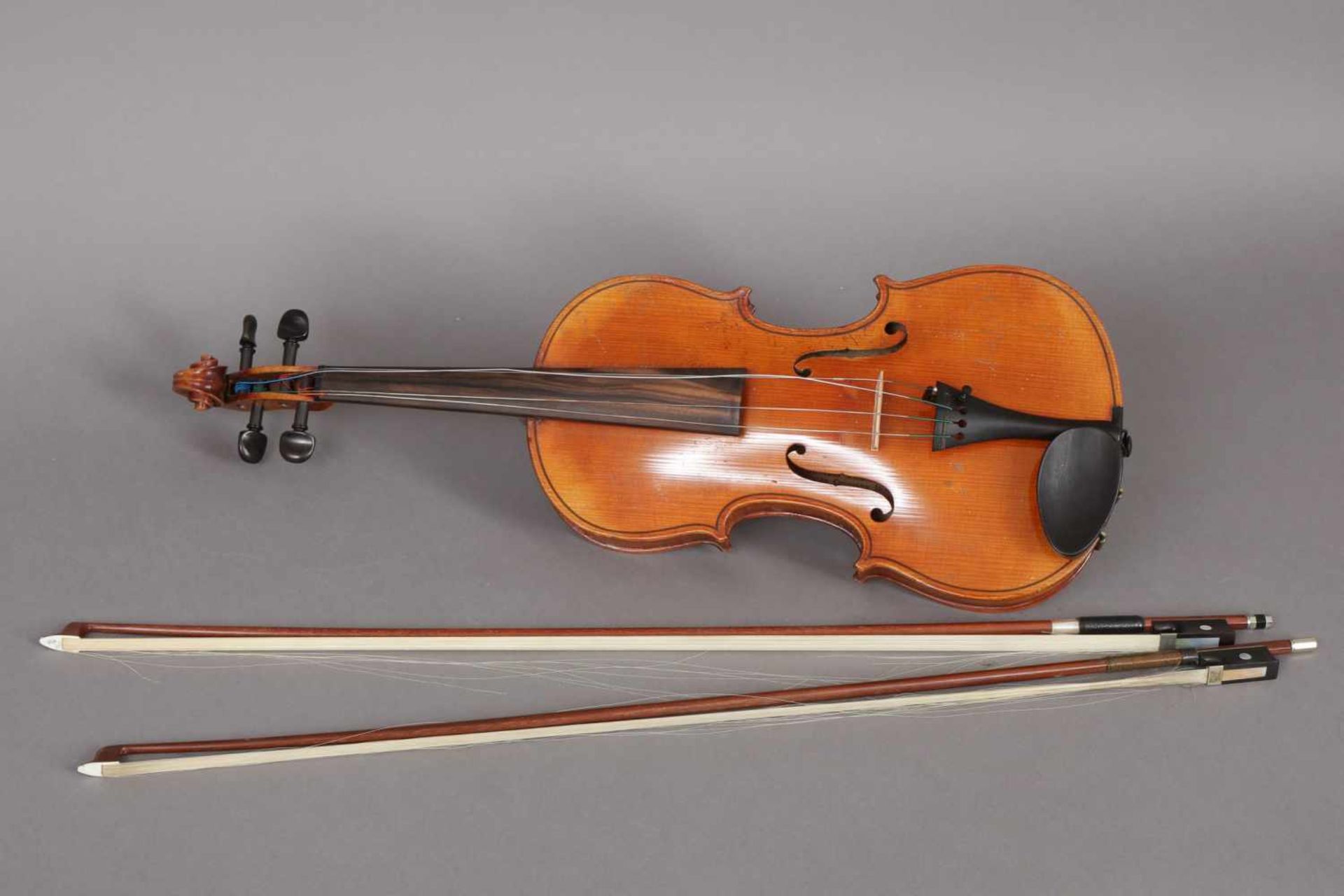 Geige Fichte und Birkenholz, unbekannter Hersteller des späten 19. Jahrhunderts, ungemarkt, dazu 2 - Bild 2 aus 2