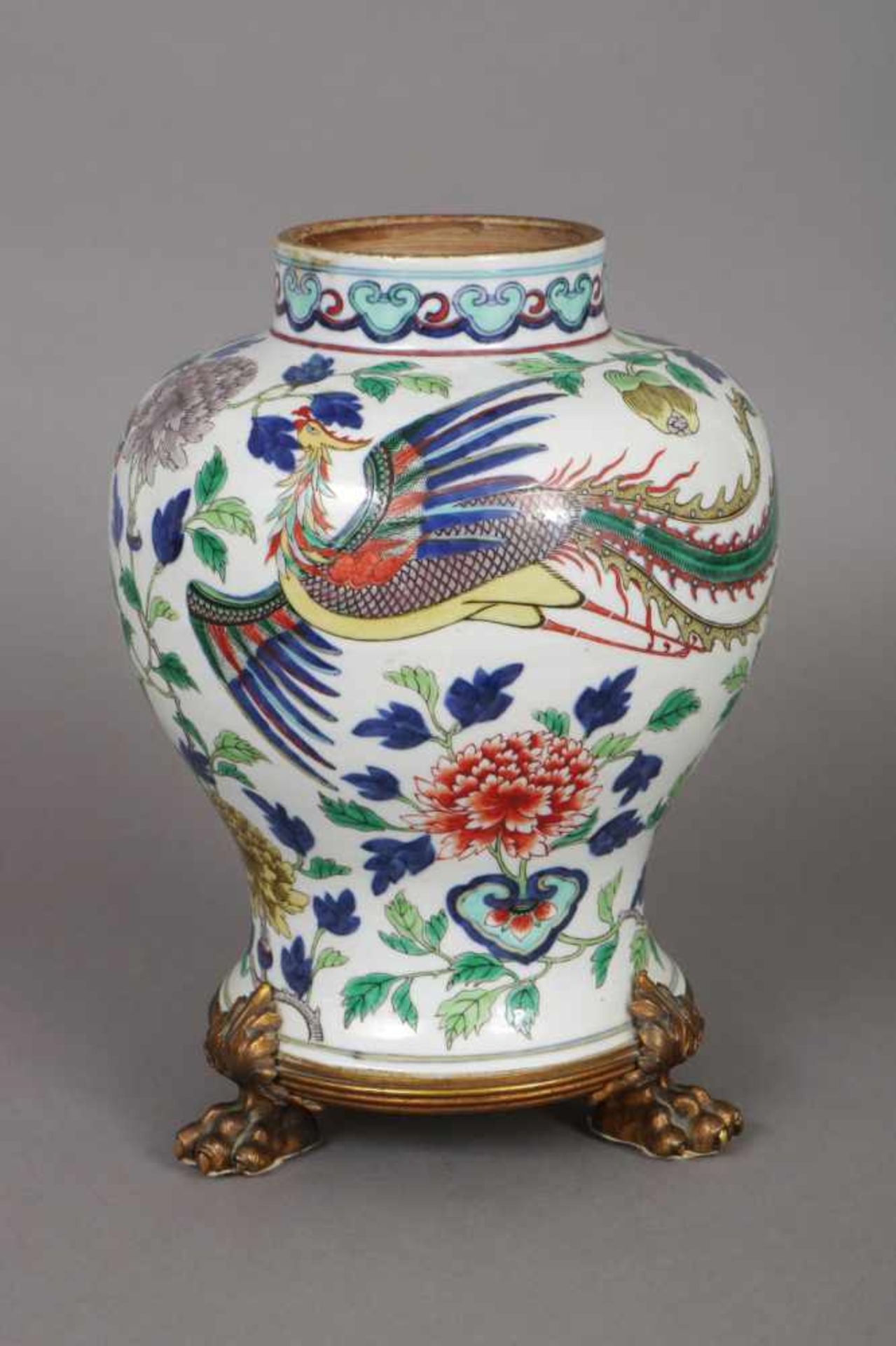 Chinesische Porzellanvase amphorenförmiger Korpus, umlaufend polychrome Malerei (Päonien und