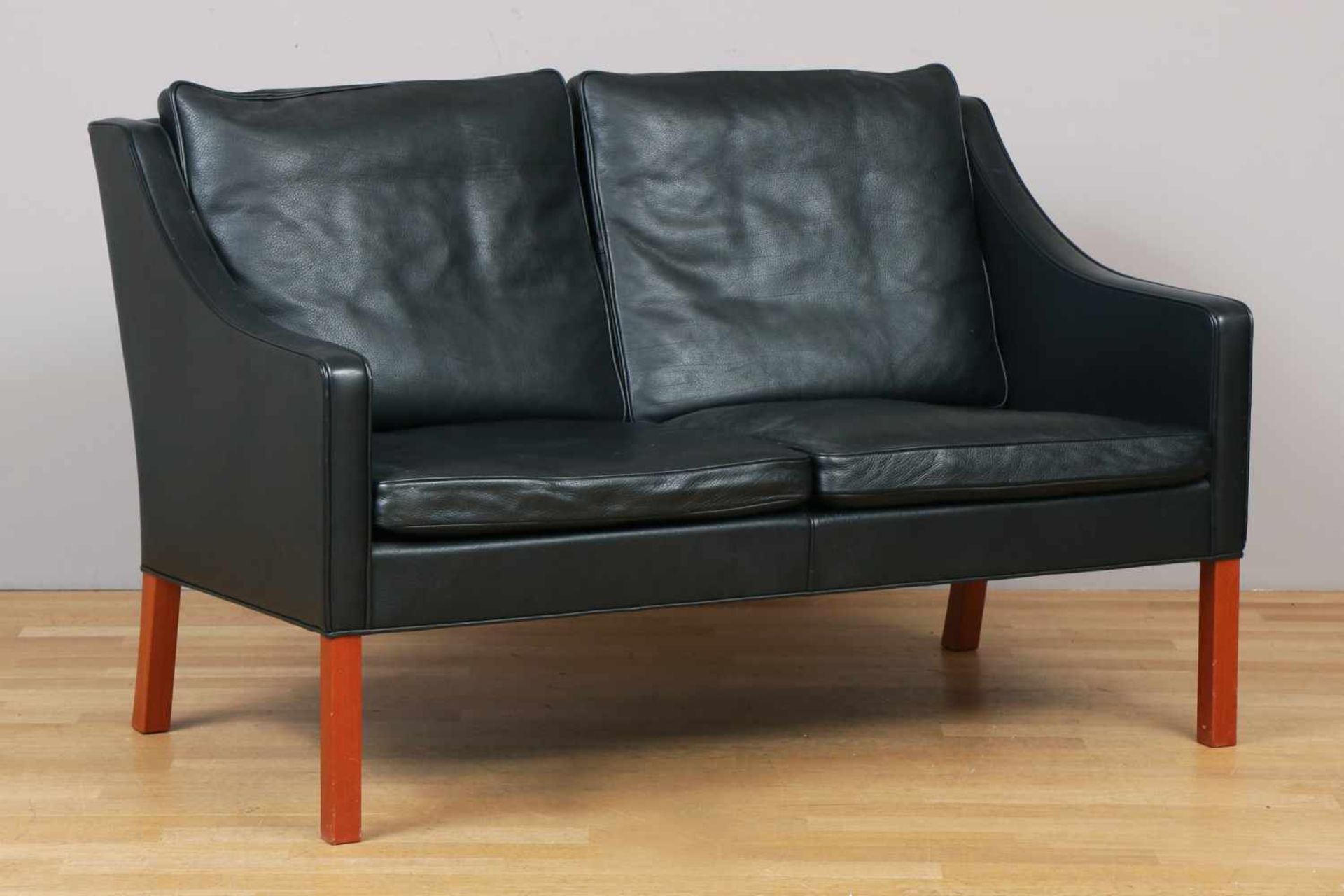 BORGE MOGENSEN Sofa schwarz beledert, lose Sitz- und Rückenkissen, auf Vierkant-Holzbeinen, H