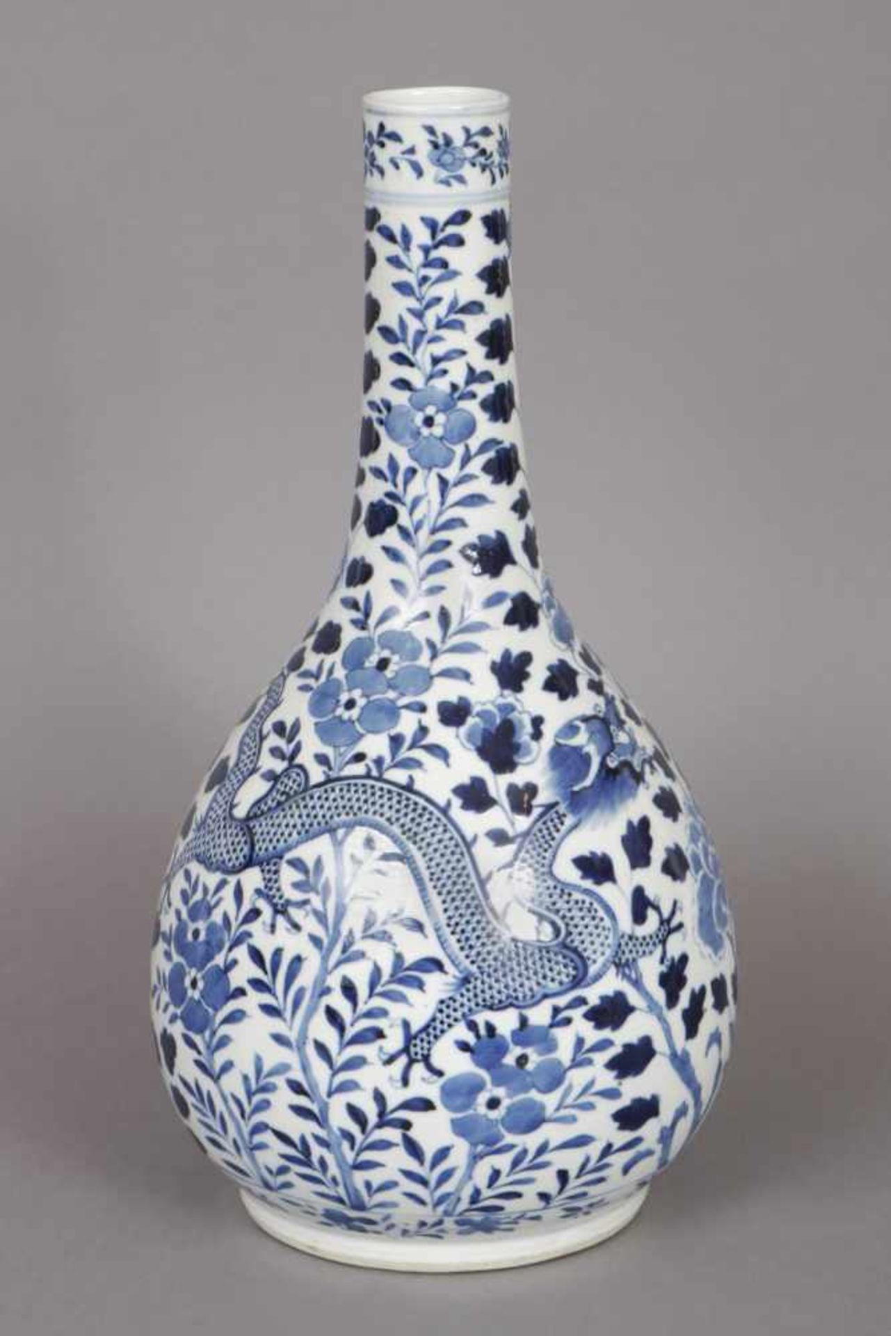 Chinesische Keulenvase im Stile Ming Porzellan, Drachen- und Floraldekor in Blaumalerei, runder