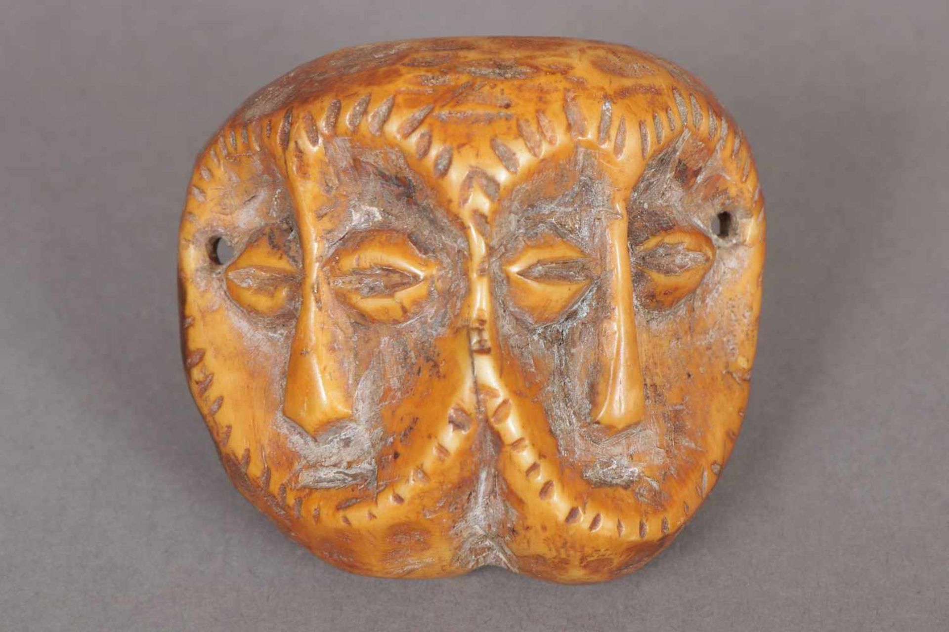 Elfenbein-Amulett Westafrika, ¨2 Masken¨, bernsteinfarben patiniert, H ca. 5cm