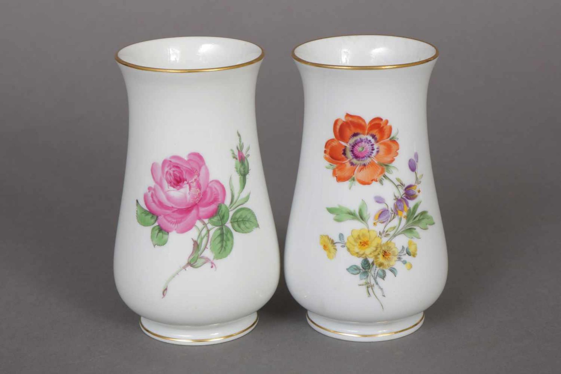 Paar MEISSEN Vasen 2. Hälfte 20. Jhdt., tiefbauchige Form, polychromes Rosen- bzw. Mohndekor,