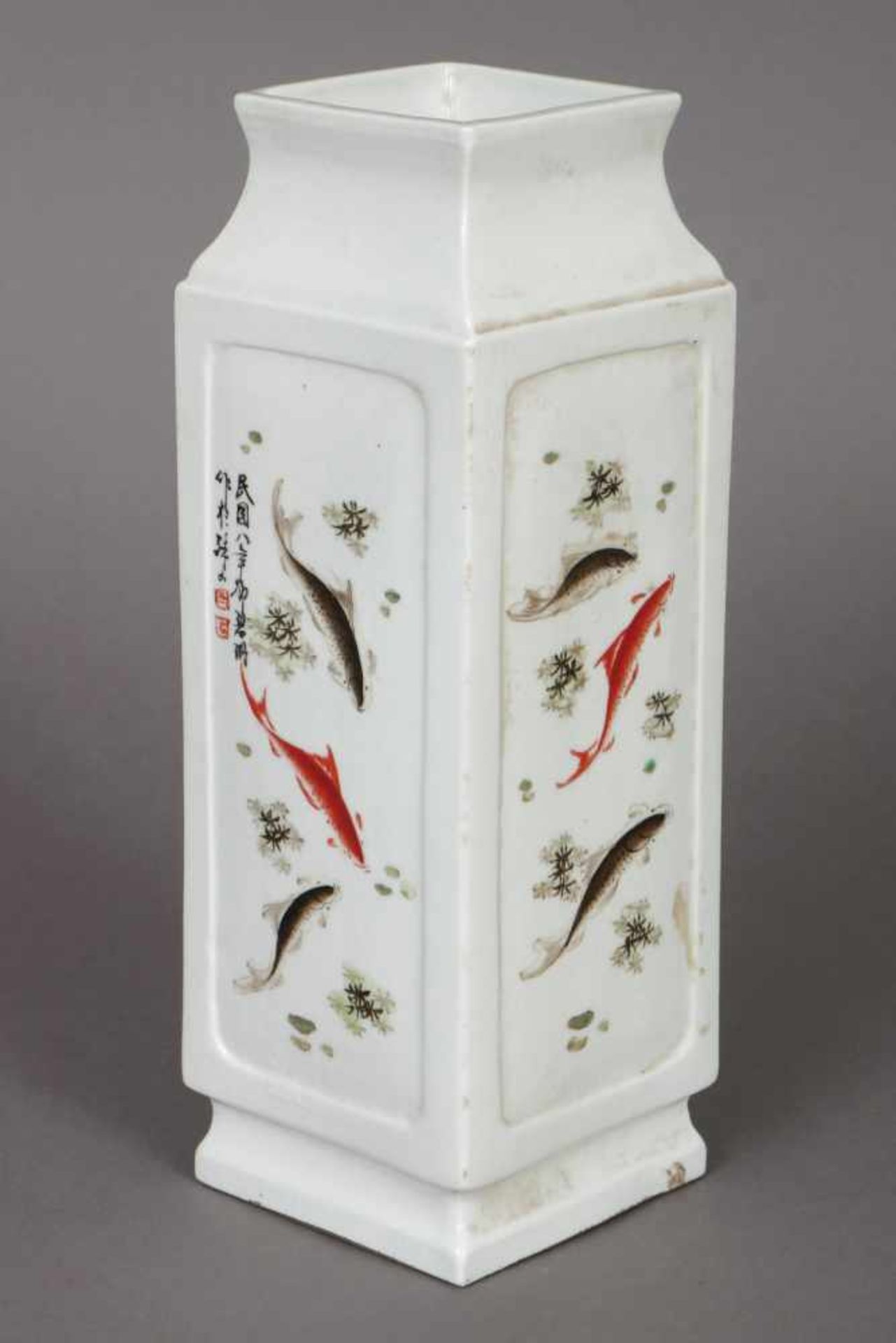Asiatische Vierkantvase Porzellan, hochrechteckiger Korpus, weiß glasiert, allseitig mit Koi-