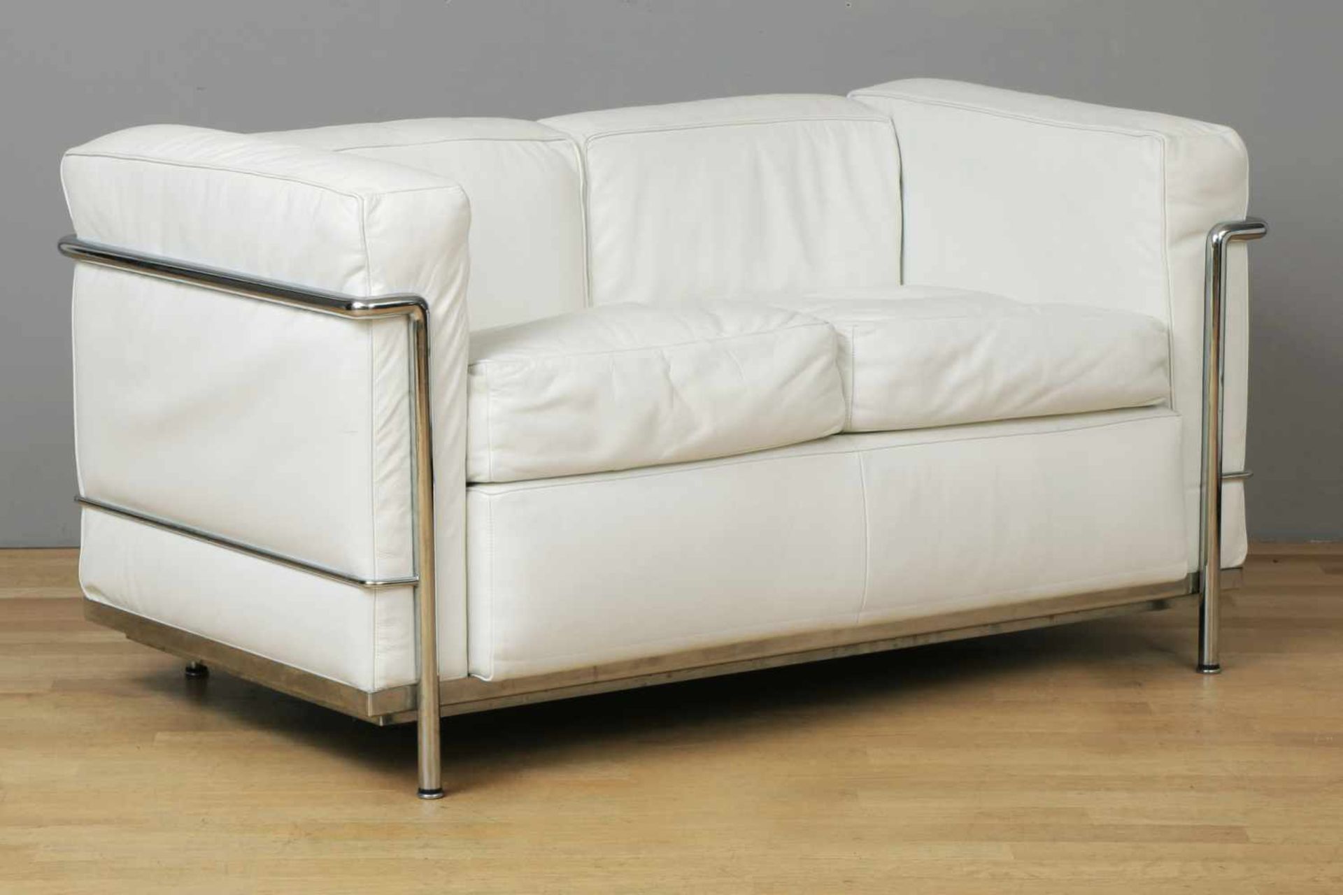 LE CORBUSIER Sofa ¨LC2¨ Ausführung Cassina, 2-Sitzer, weiß beledert, verchromter Stahlrohr-Rahmen, - Bild 2 aus 2