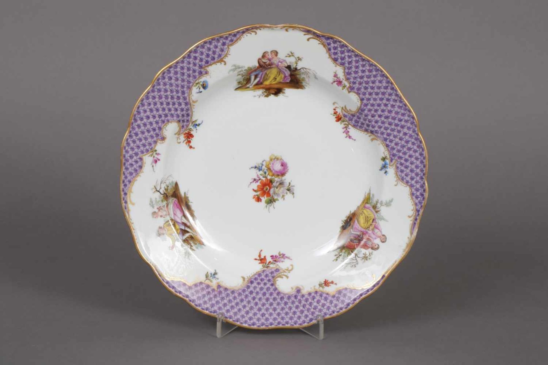 MEISSEN Teller 19. Jhdt., Fahne mit violetter Schuppenmalerei, im Spiegel polychrome Watteauszene (