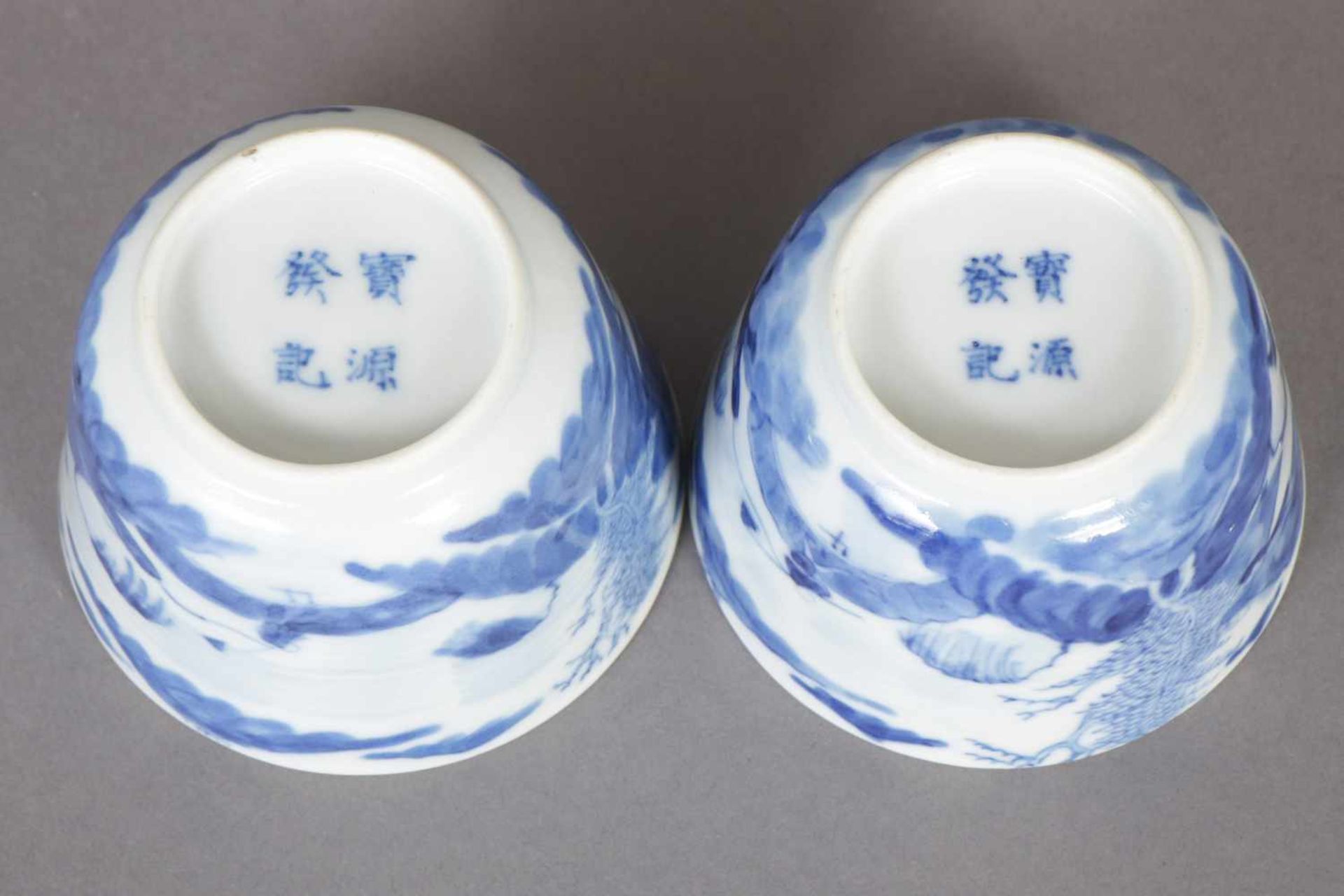 Paar chinesische Koppchen im Stile der Ming-Dynastie Porzellan, mit Landschaftsdekor mit Pagoden - Bild 2 aus 2