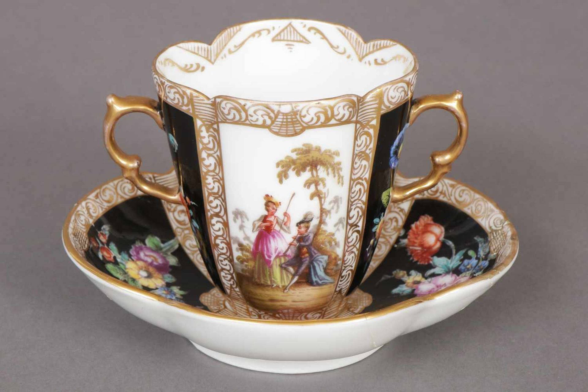 Doppelhenkel-Ziertasse mit Untertasse 19. Jhdt., 4-passige Form, Kartuschen mit ¨Watteau¨-Malerei,