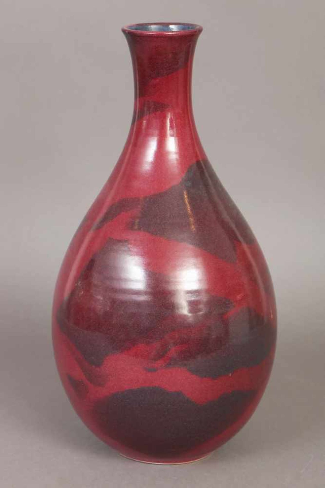 Asiatische Vase Porzellan, ochsenblutrote Glasur mit dunklen Farbfeldern, bauchige Keulenform, am