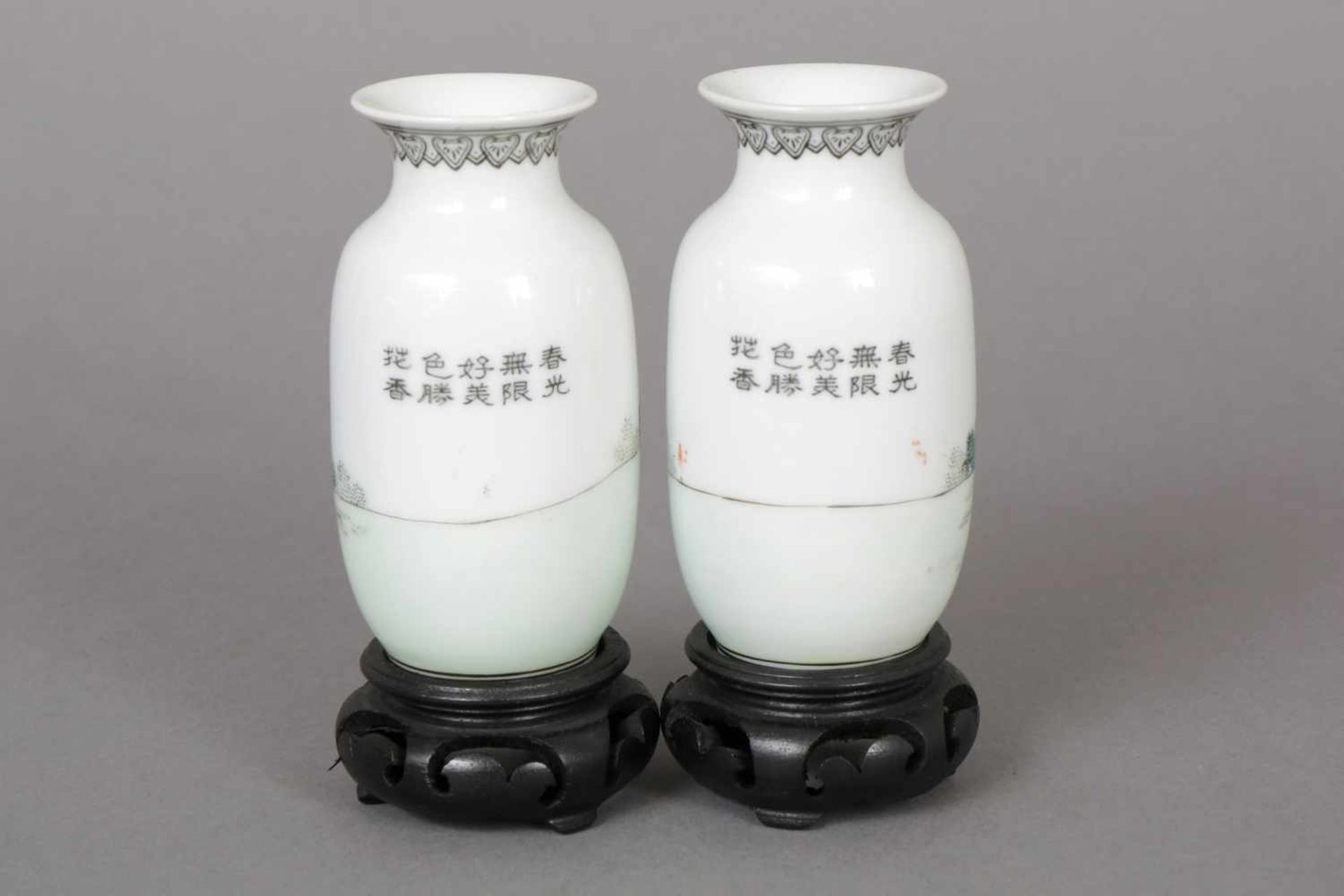 Paar kleine chinesische Balustervasen Porzellan, mit polychromer Darstellung ¨Chinesin in - Image 2 of 3