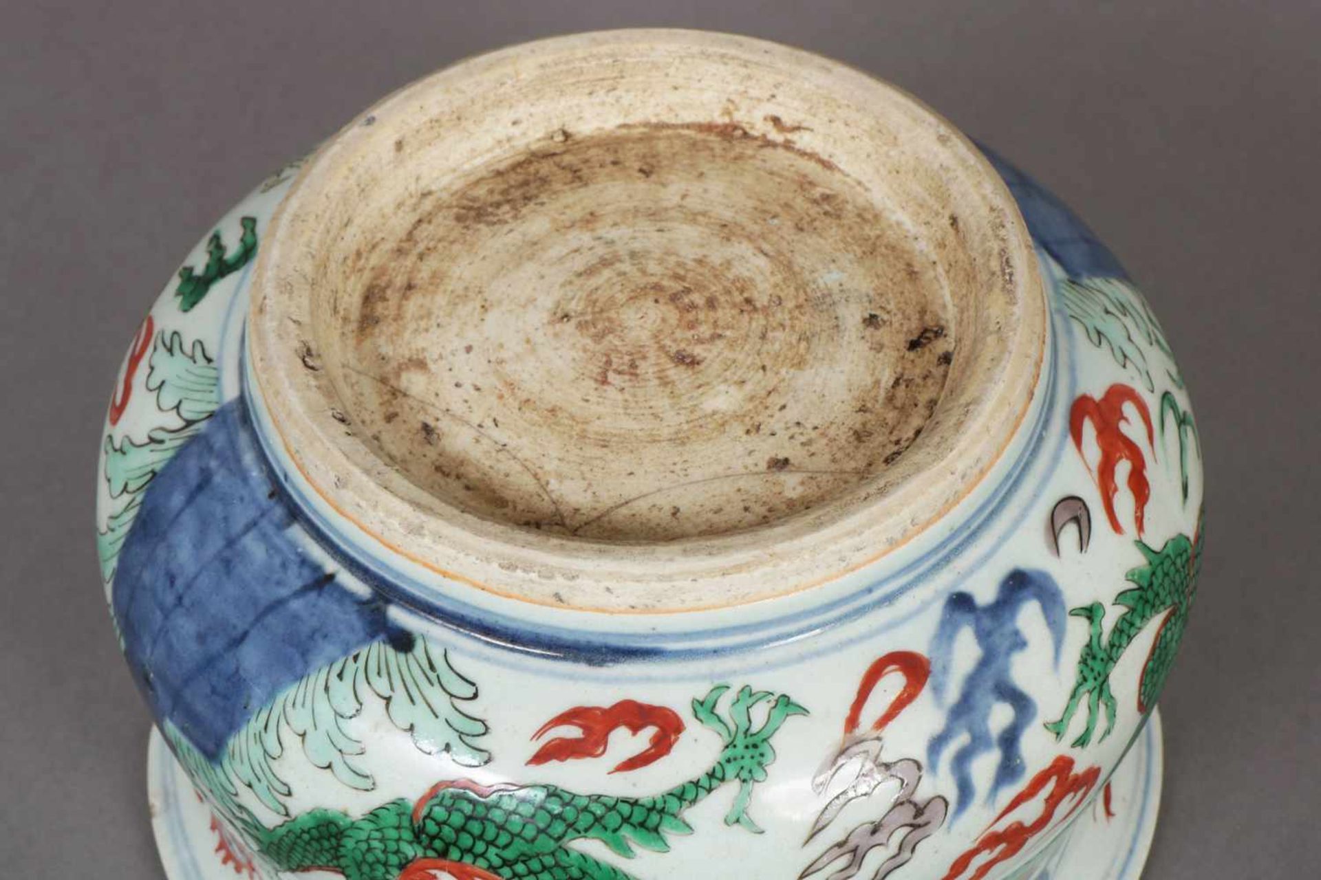 Chinesisches Porzellangefäß wohl Kangxi (1661-1722), Qing-Dynastie, bauchiges Gefäß, Wandung - Bild 2 aus 2