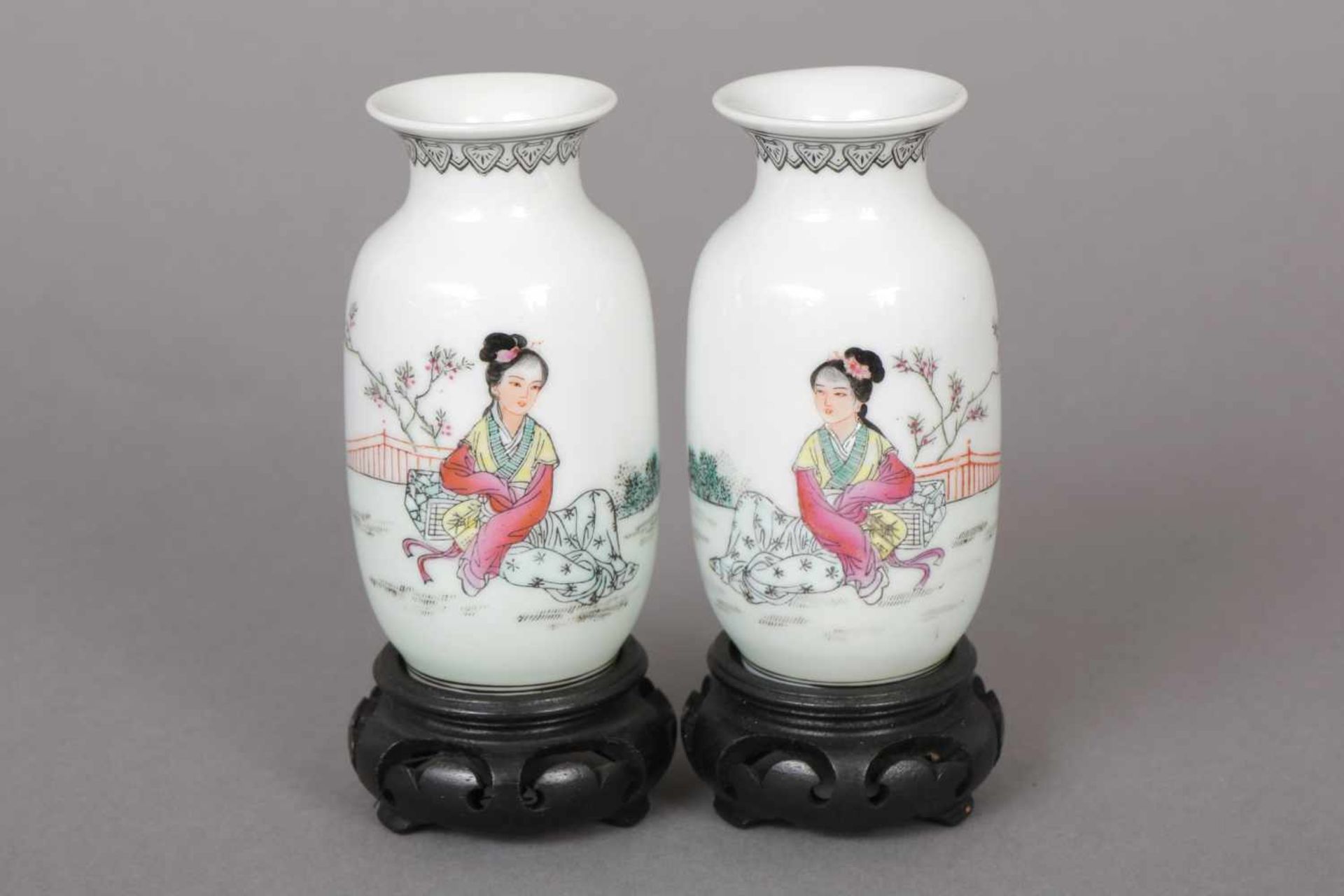 Paar kleine chinesische Balustervasen Porzellan, mit polychromer Darstellung ¨Chinesin in