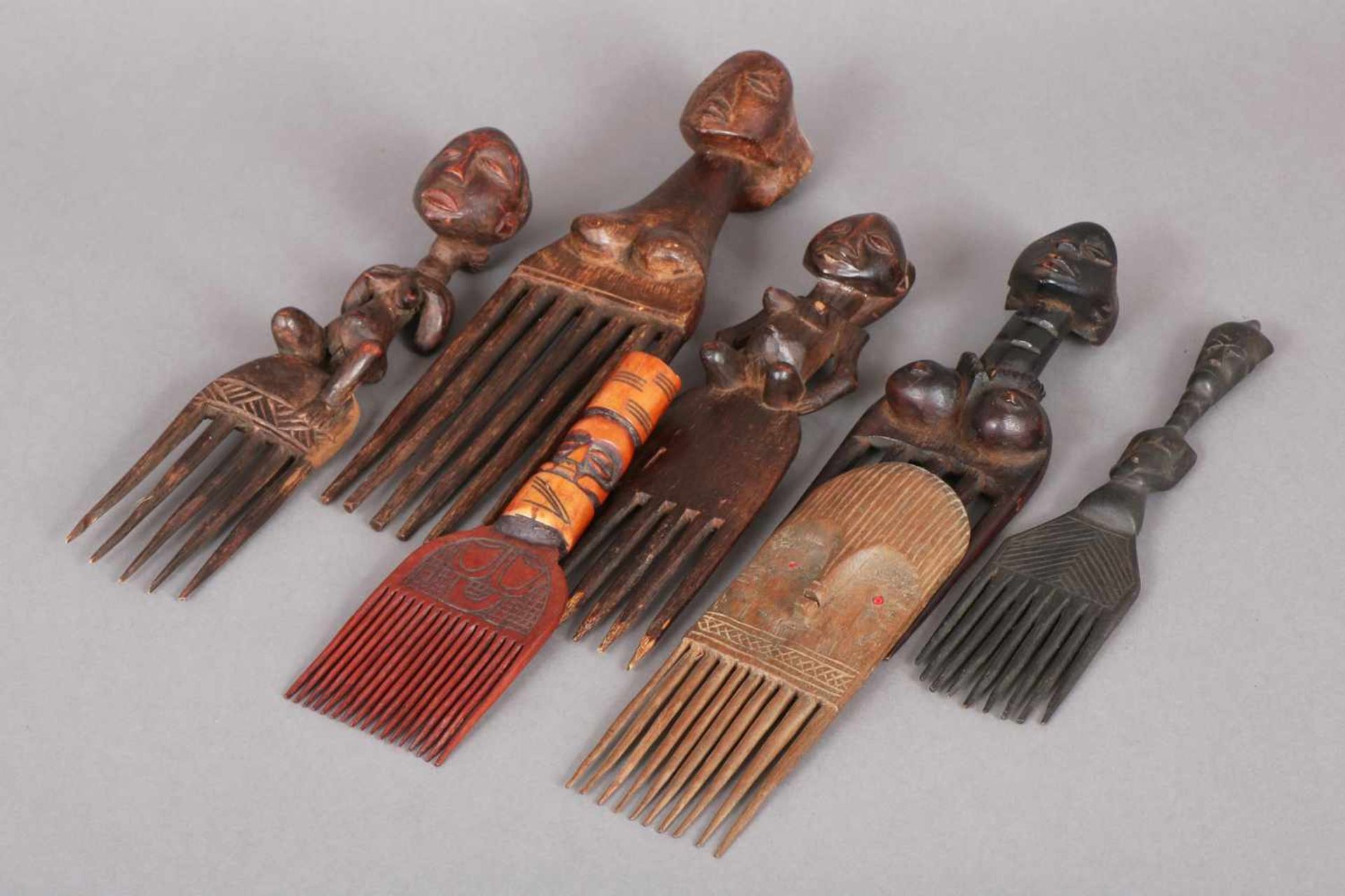 Sammlung afrikanischer Holz-Kämme (7 Stück) West- und Zentralafrika (u.a. Luba, Kongo), meist mit