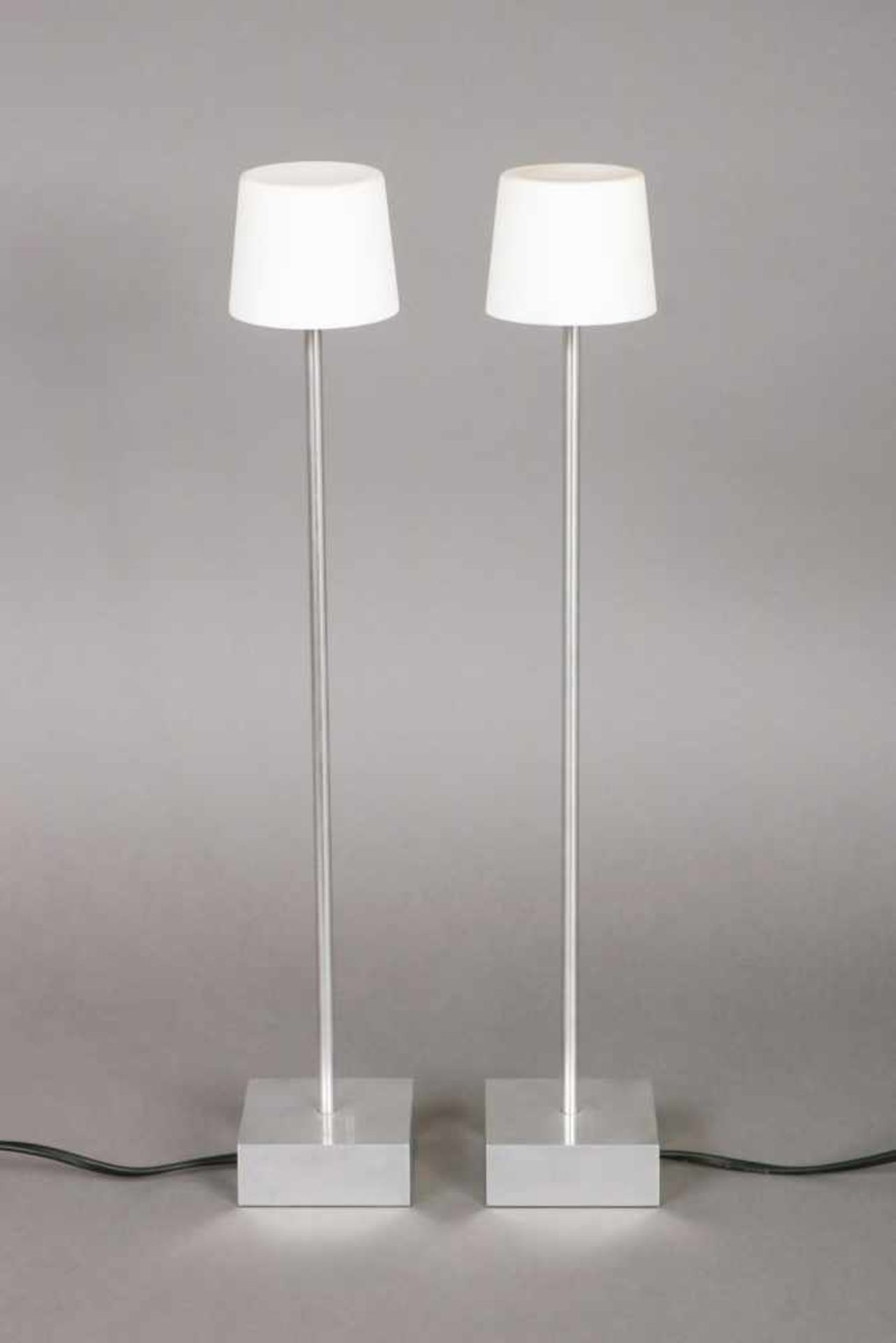 Paar Tischlampen ¨Anta¨ Alustand mit schlankem Gestänge, Milchporzellan-Schirme, je 1 elektrische