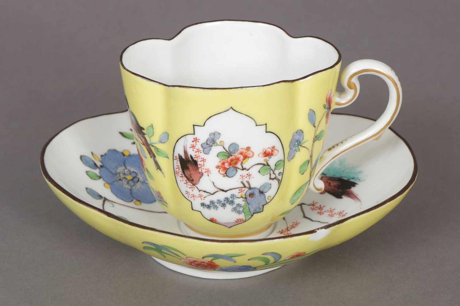 MEISSEN Tasse mit Untertasse 2. Hälfte 19. Jhdt., 4-passige Form, polychrome Floralmalerei in