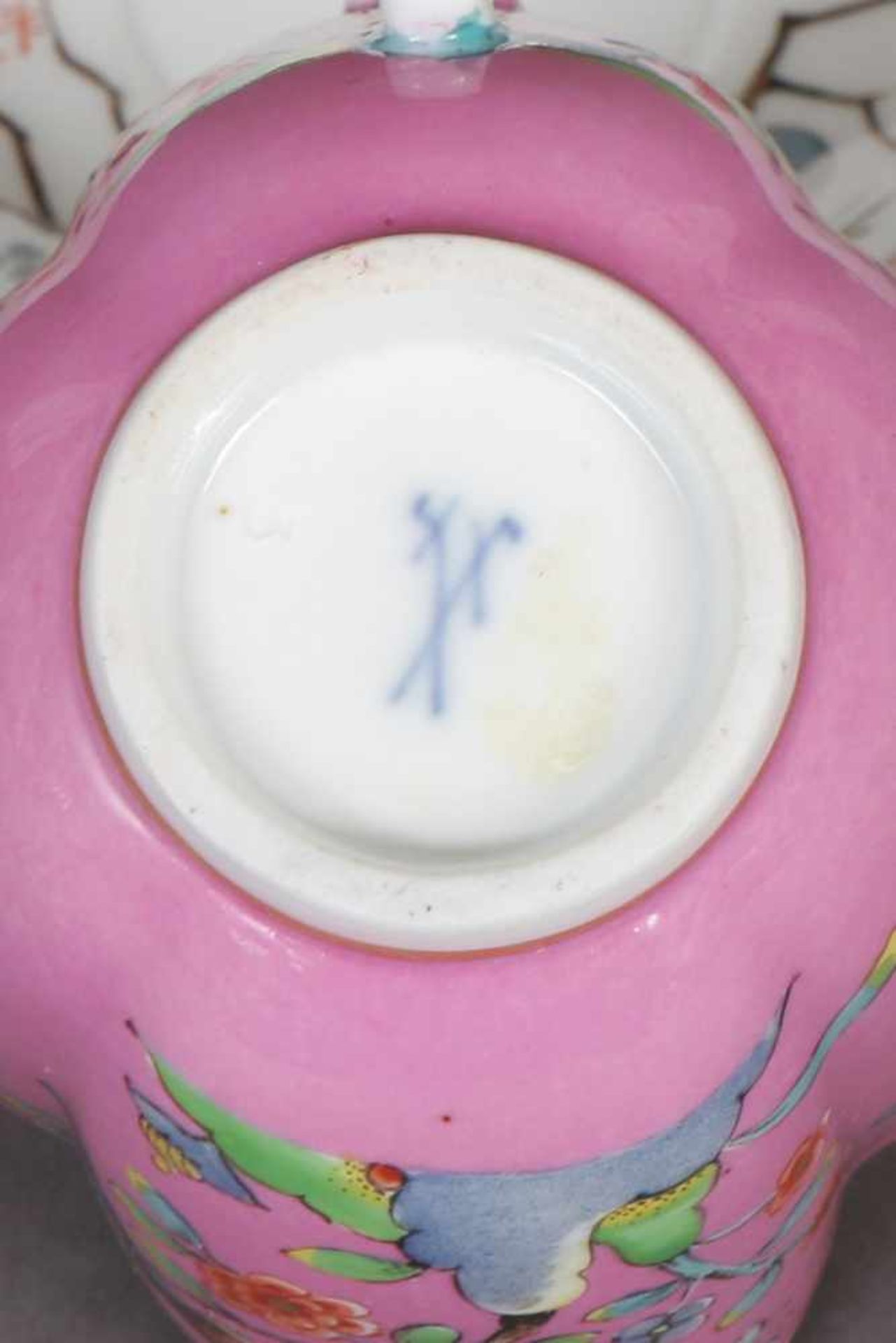 MEISSEN Tasse mit Untertasse 2. Hälfte 19. Jhdt., 4-passige Form, polychrome Floralmalerei in - Bild 2 aus 2