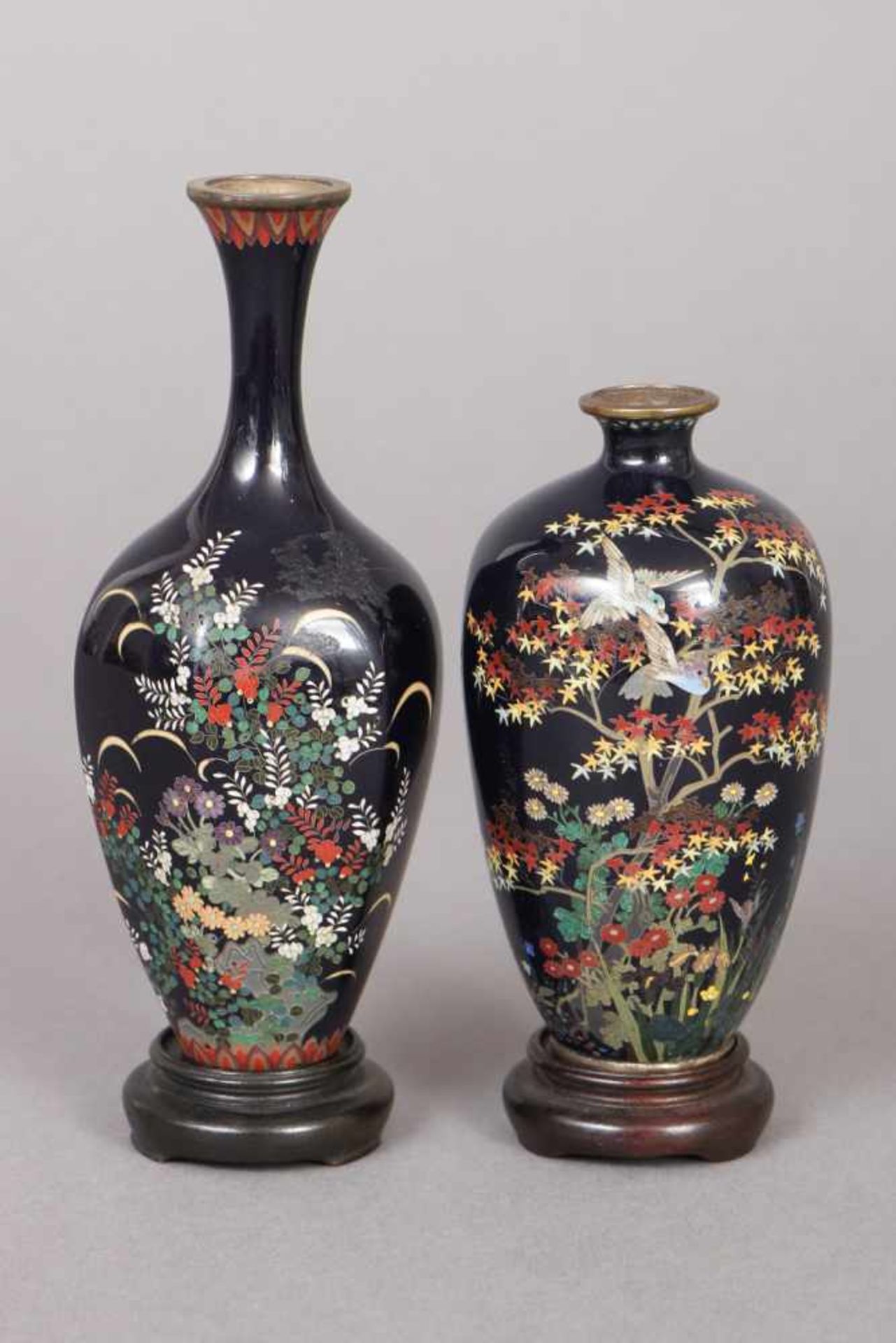 Zwei Cloisonné-Vasen um 1900, 1x ovoider Korpus, 1x Balusterform, feine Floraldekore mit Vögeln,