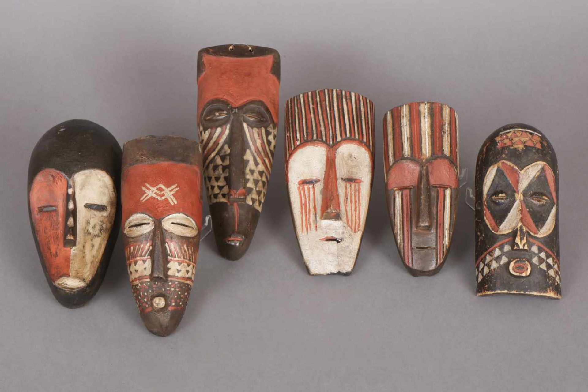 6 kleine afrikanische Masken (sogenannte Passport-Masken) u.a. der Lega (Kuba), teilweise farbig